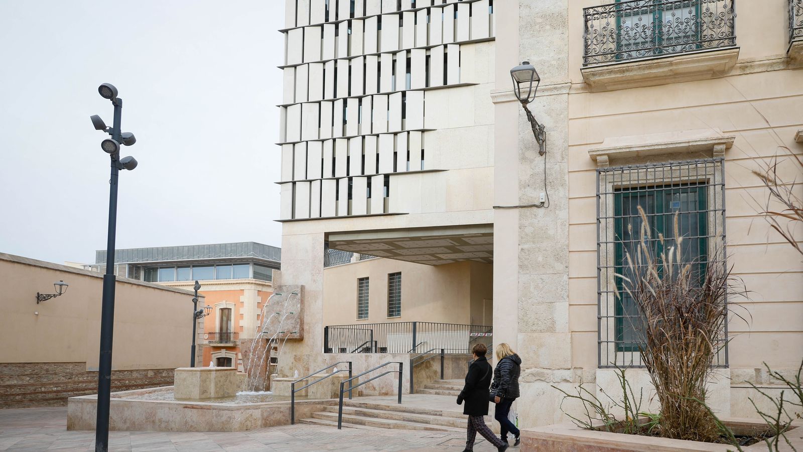 Vista del conjunto arquitectónico de la fuente y el volumen de fachada.