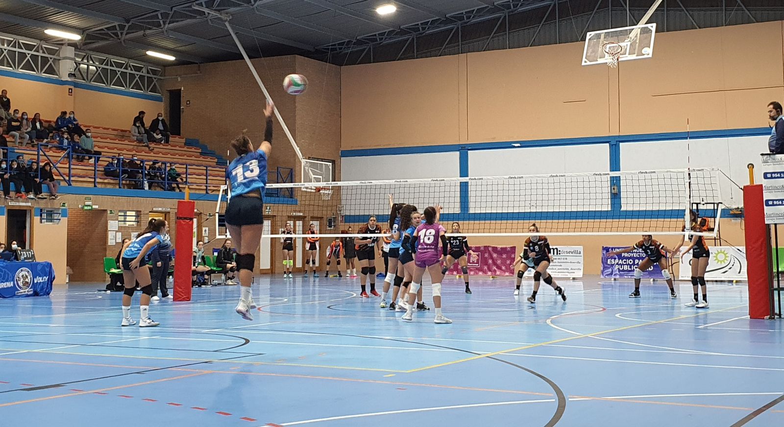 Alba García efectúa un saque en el partido contra el Leleman.