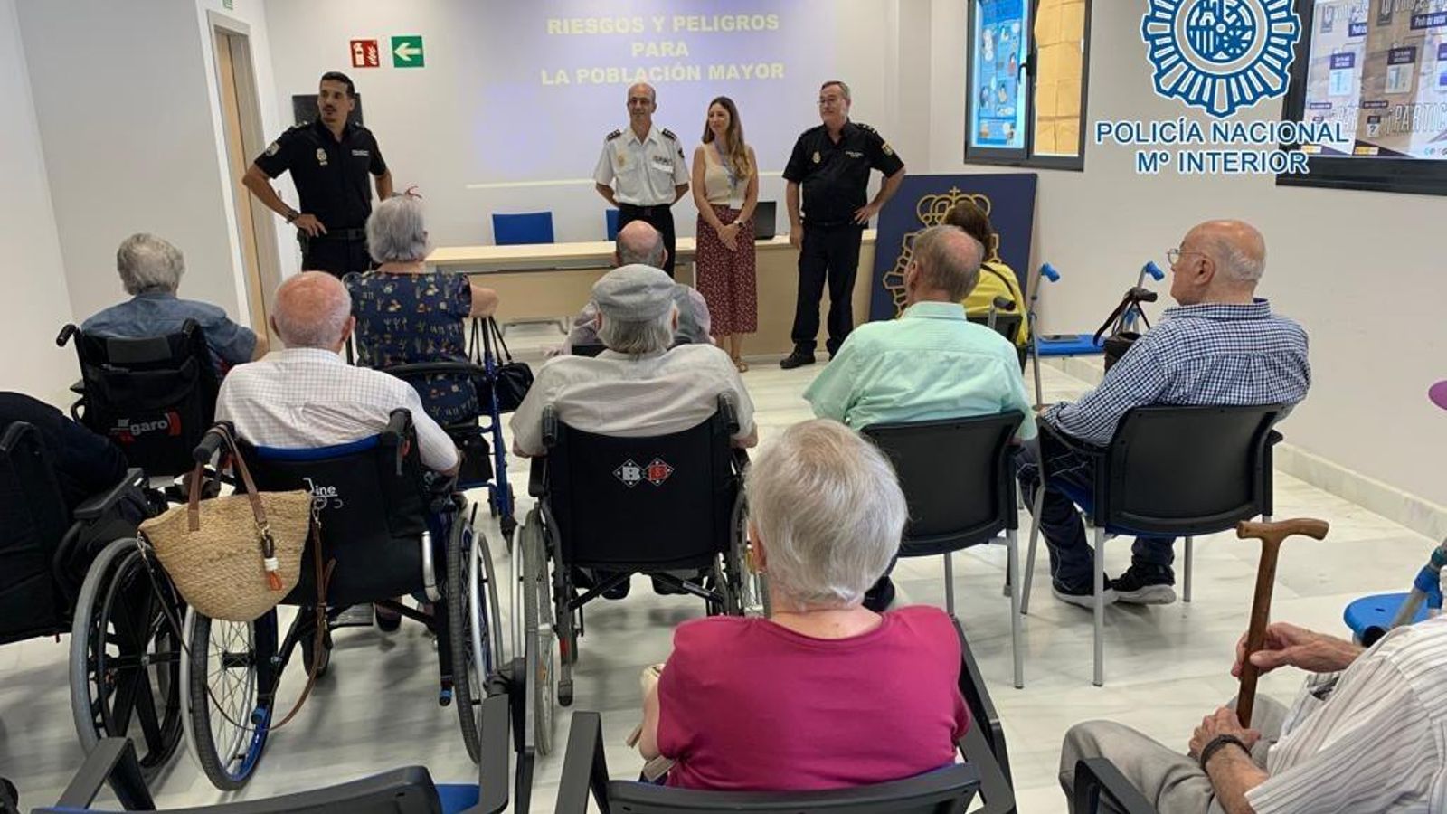 Los mayores fueron recibidos por por el Comisario Francisco José García Carrasco y el inspector jefe José Laparra Molina, en Jerez. Los mayores fueron recibidos por por el Comisario Francisco José García Carrasco y el inspector jefe José Laparra Molina, en Jerez.