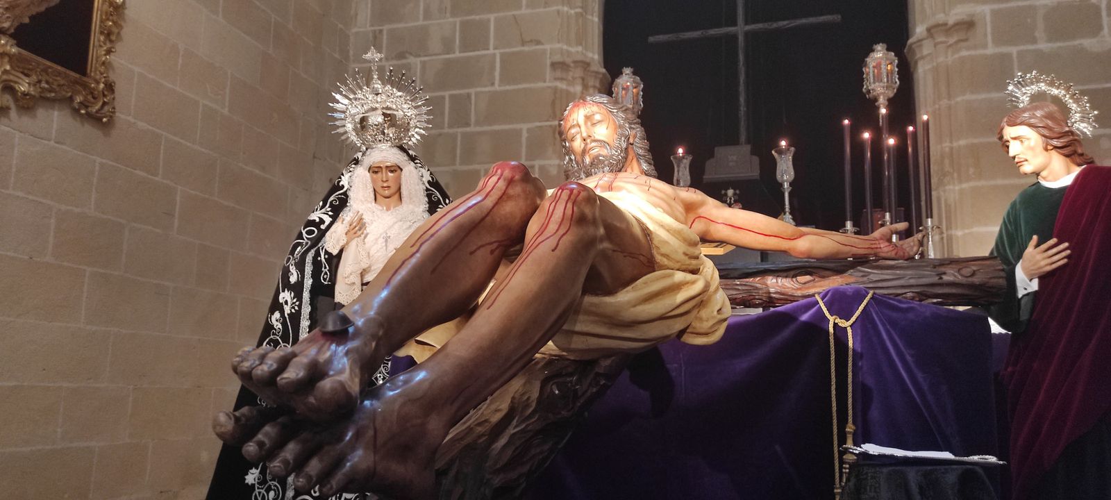 Besapiés tradicional al crucificado de la Buena Muerte en Santiago.