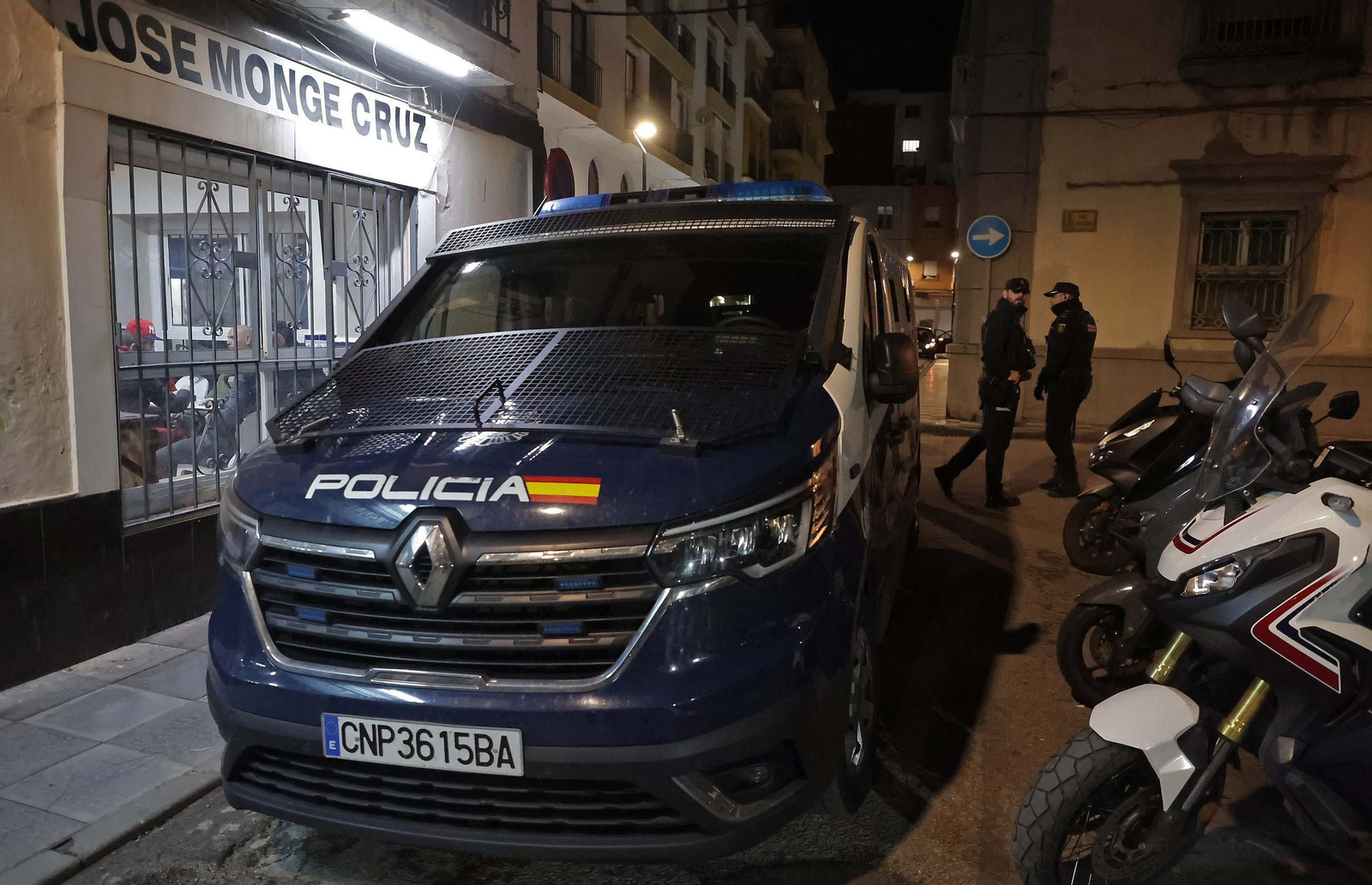 Despliegue nocturno de la Policía Nacional en el barrio de La Caridad de Algeciras.