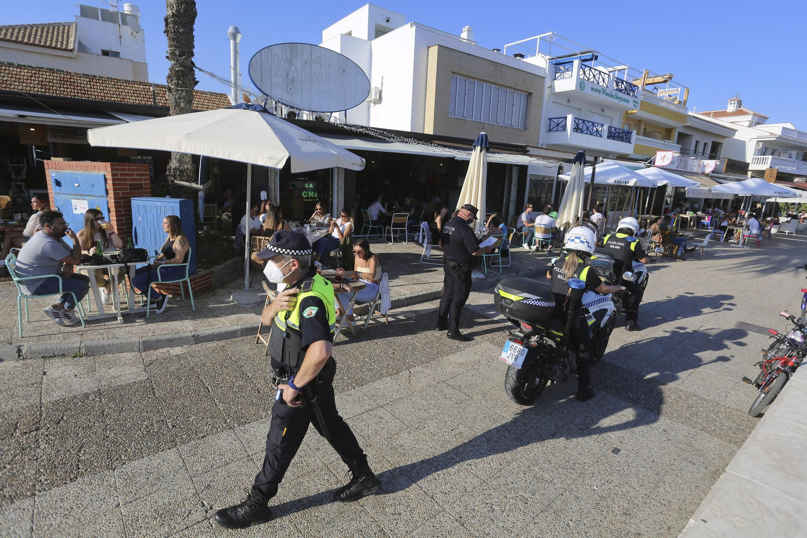 Las fotos del refuerzo policial en Pedregalejo ante su masificación