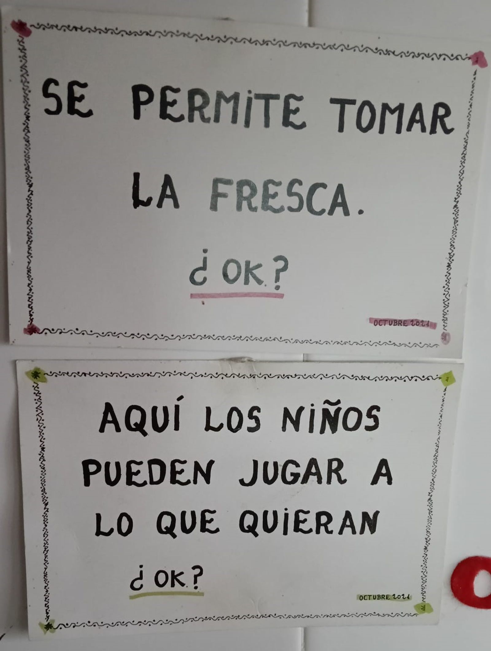 Dos de las trajetas que se realizaron para la obra de teatro 'Los mapas vivos'.