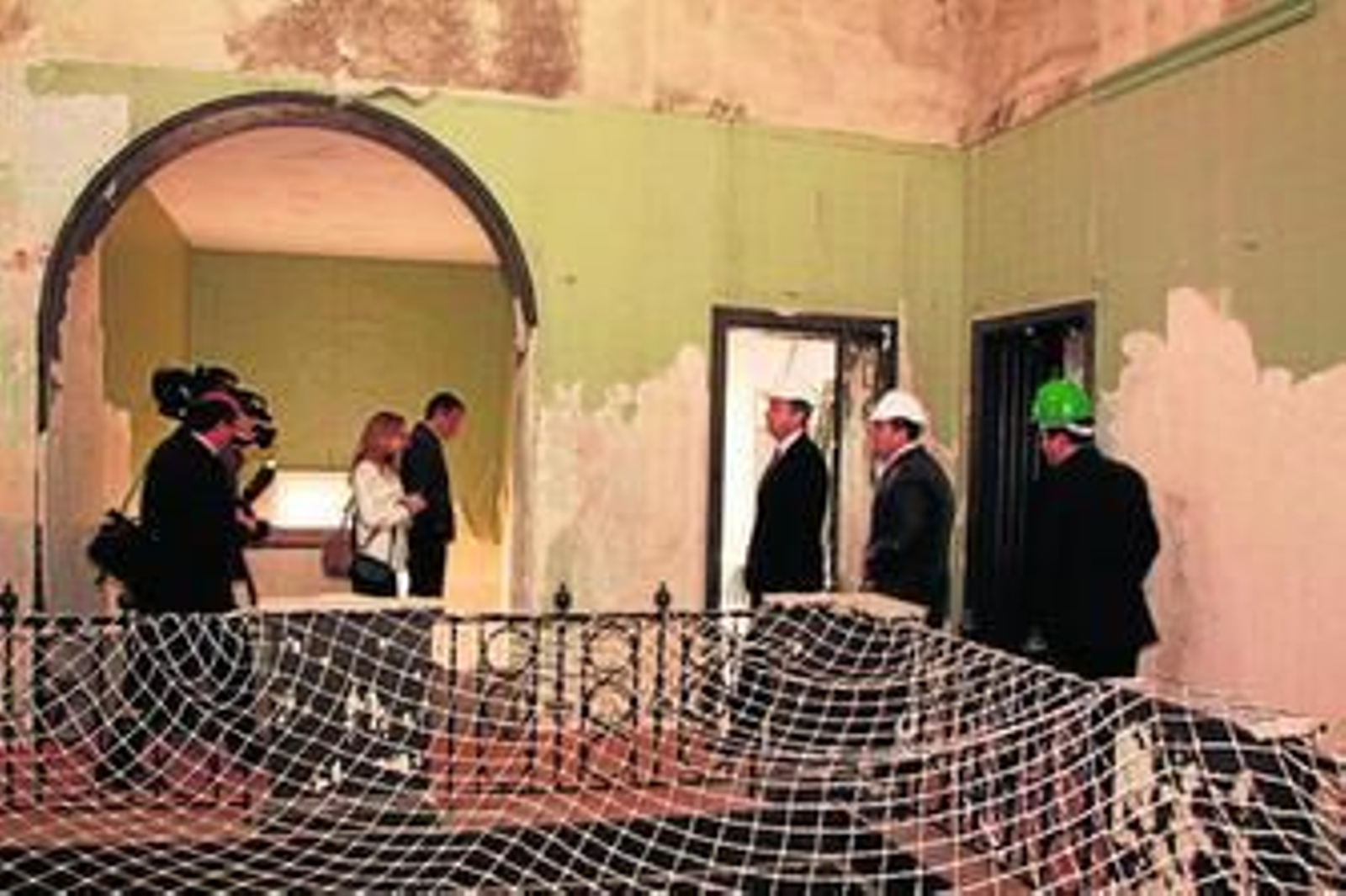 El consejero Recio, junto al rector, Francisco José Martínez, en su visita al interior de la Casa Consejo de Riotinto, que está siendo restaurada. El consejero Recio, junto al rector, Francisco José Martínez, en su visita al interior de la Casa Consejo de Riotinto, que está siendo restaurada.
