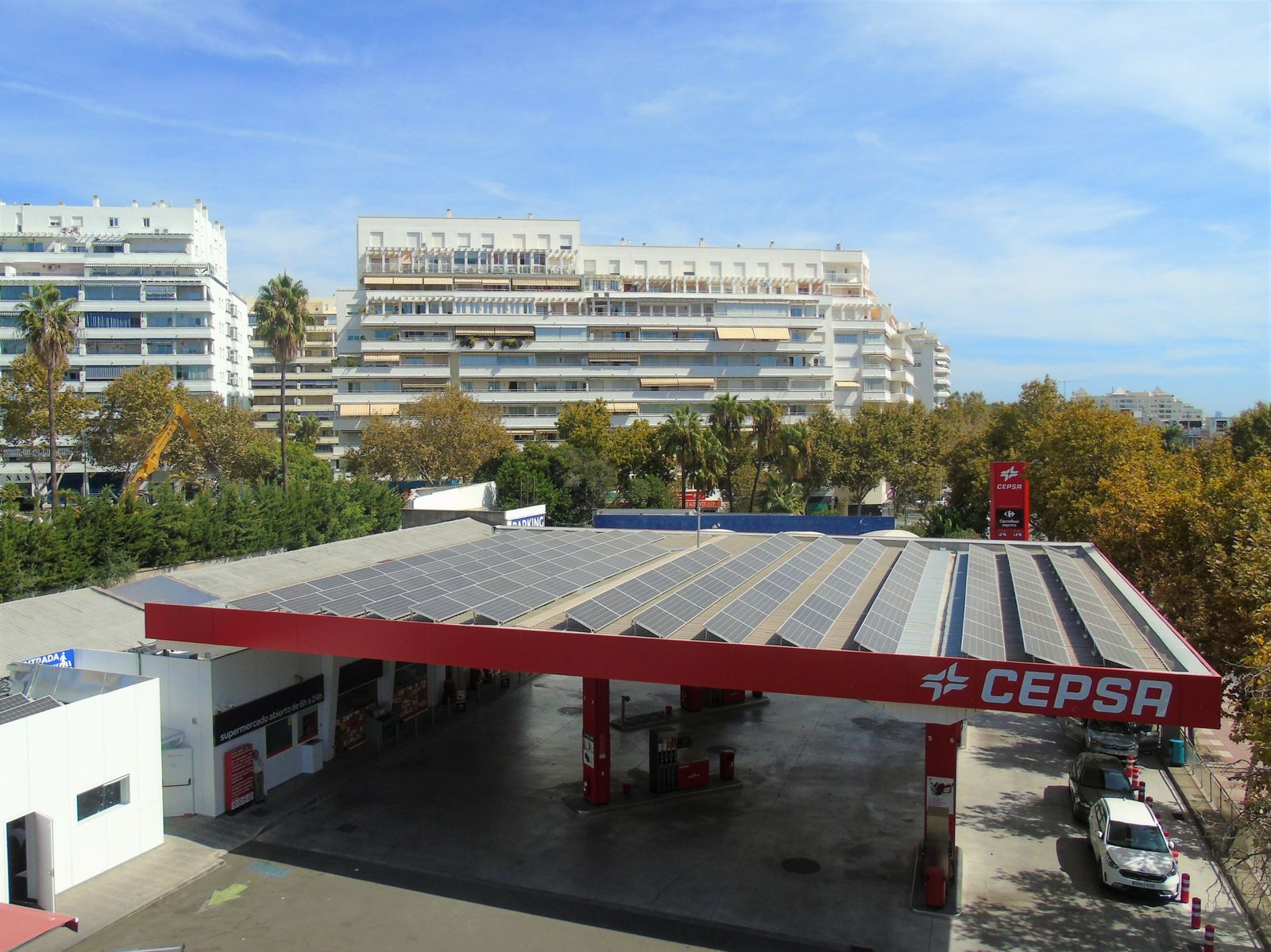 Los paneles solares, ya instalados en una gasolinera de Cepsa en Marbella