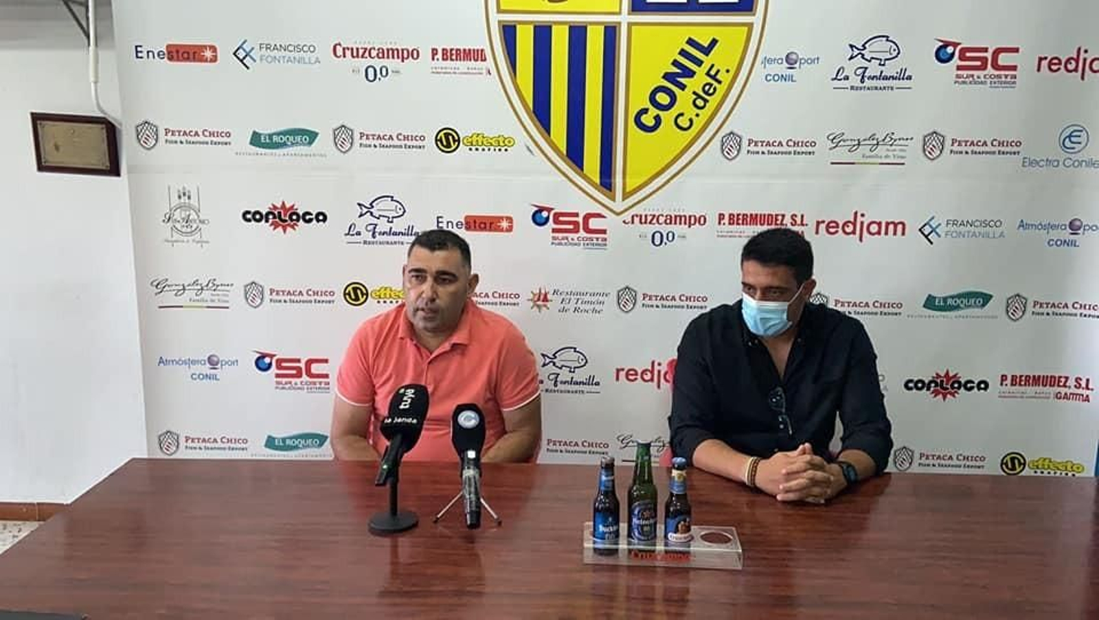 Juan Diego Bermúdez (i) y Juan Reyes en la presentación del entrenador.