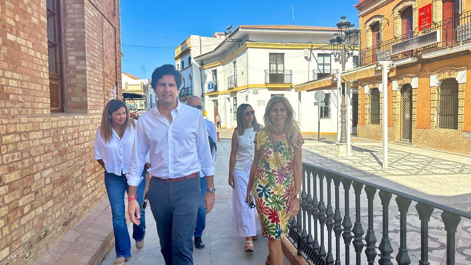 Visita de Diego Carrasco y María José Rico a los lugares de Calañas donde se han realizado actuaciones de mejora.