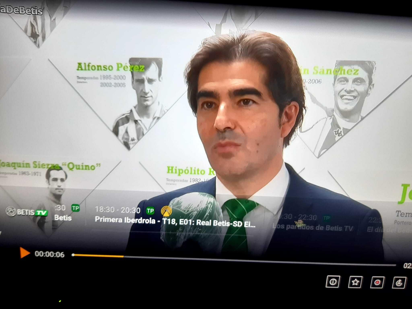 Ángel Haro atiende a los medios del Betis.