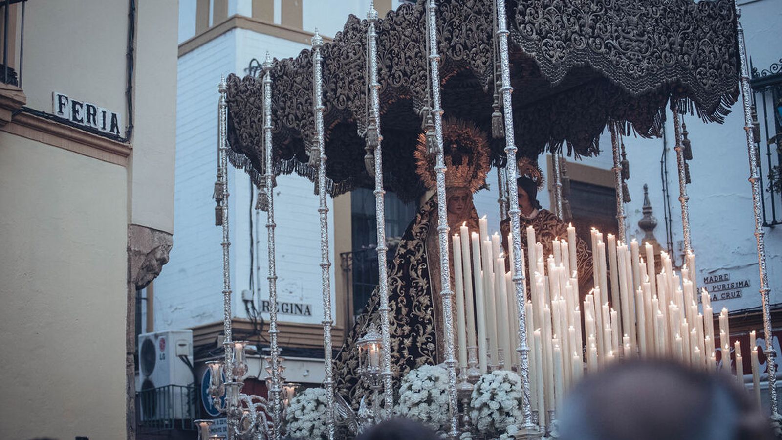 La Amargura enfila la calle Feria