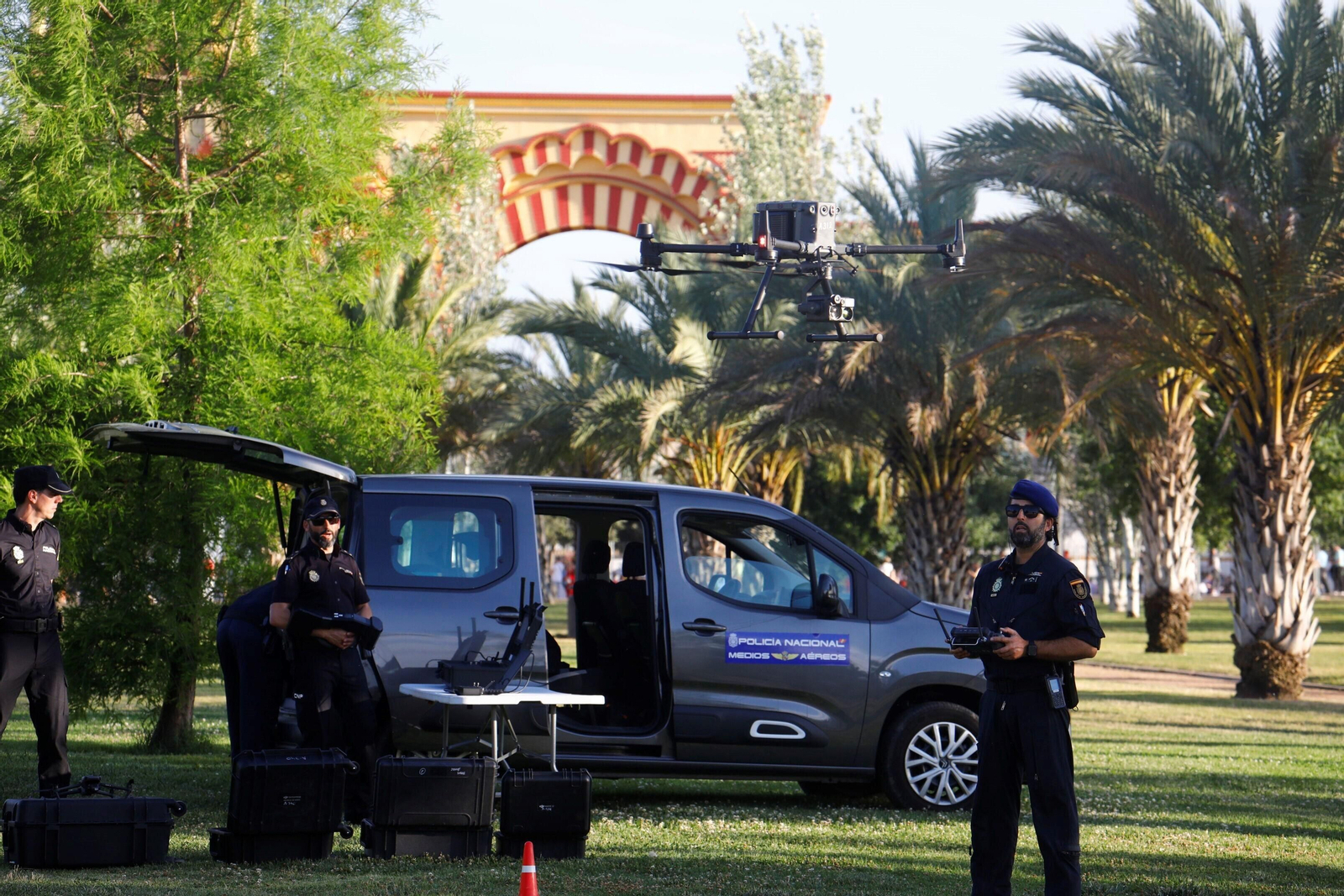 Las imágenes de los drones de la Policía Nacional que vigilan la Feria de Córdoba Las imágenes de los drones de la Policía Nacional que vigilan la Feria de Córdoba