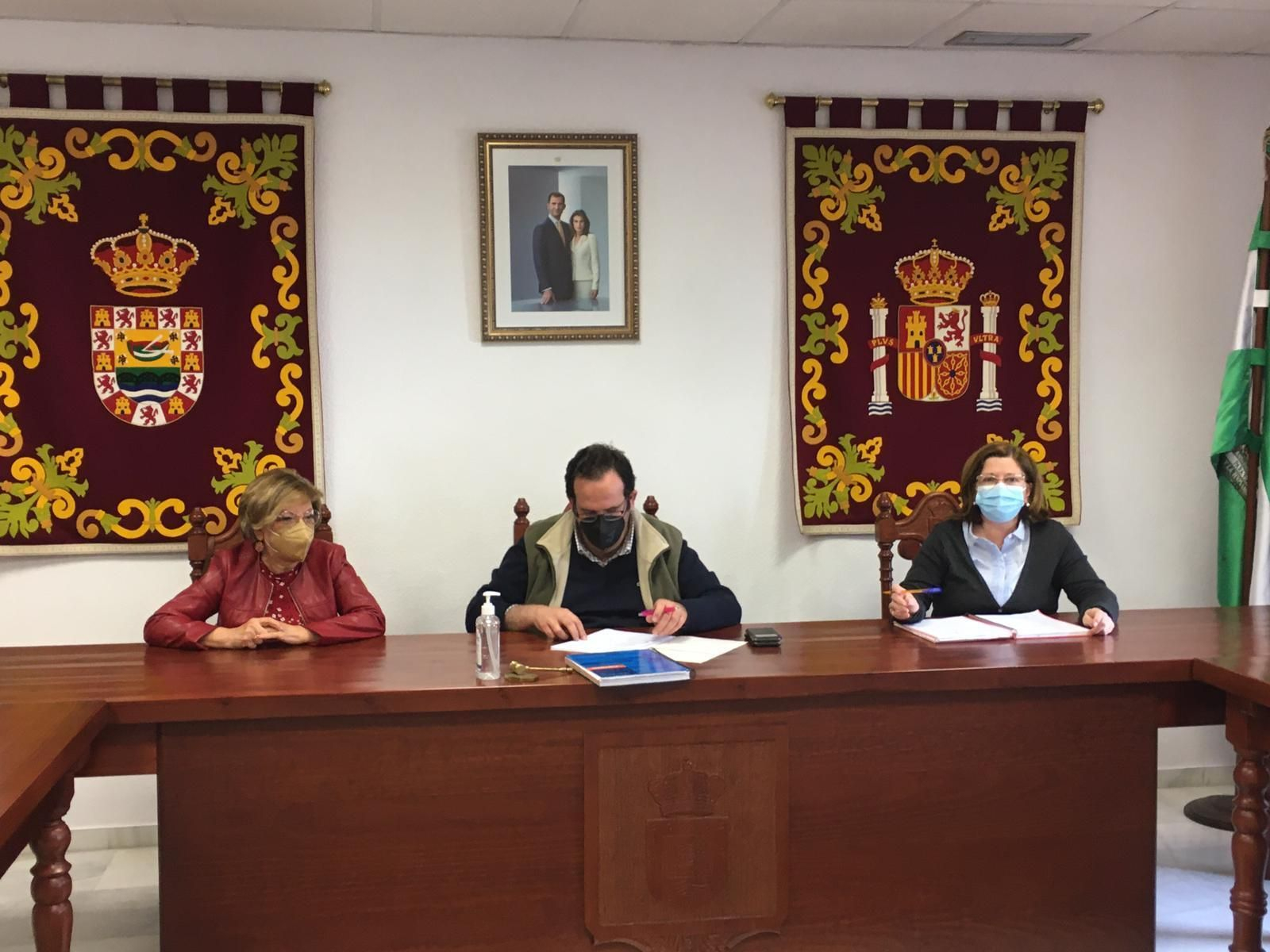 Imagen de la firma del convenio con el Ayuntamiento de La Barca.