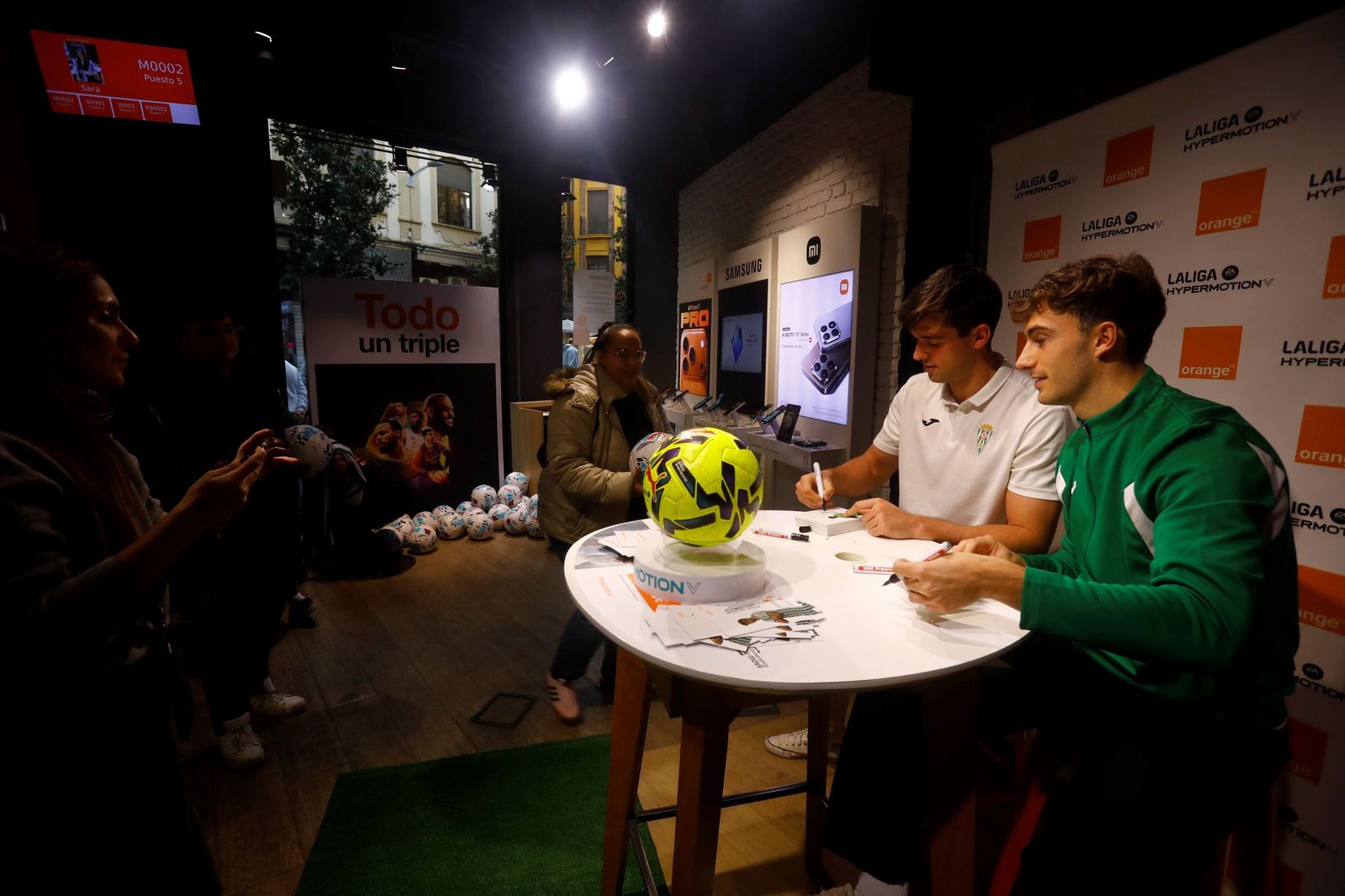 Las mejores fotos de la exitosa firma de autógrafos del Córdoba CF en el centro de la ciudad