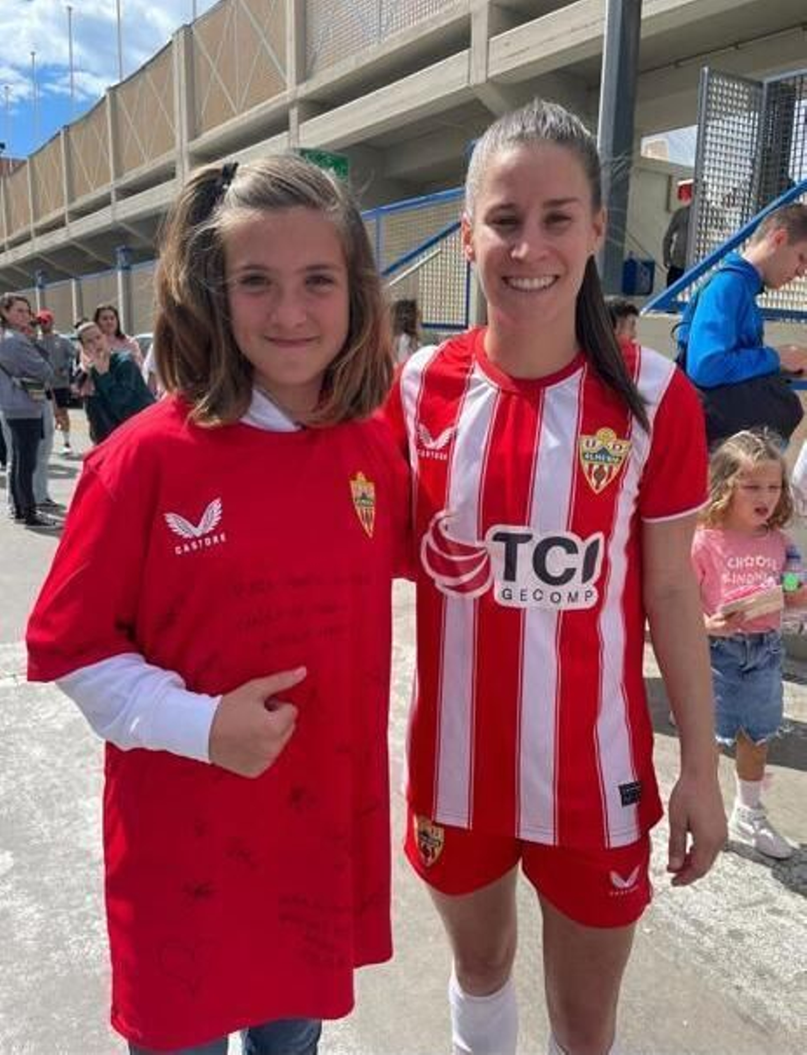 Marta posa con Jessi, jugadora del conjunto rojiblanco, al término de un partido.
