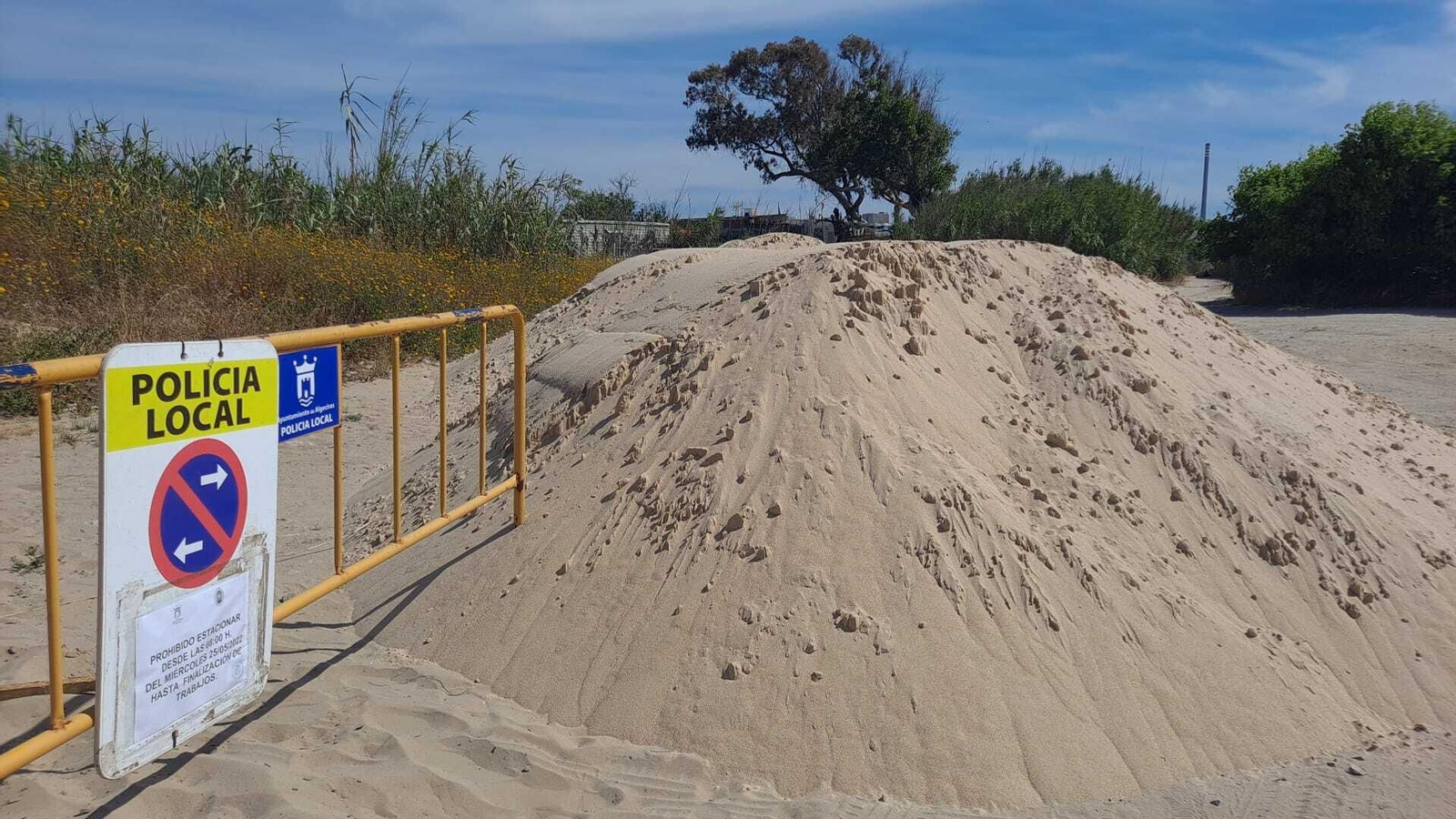Arena de Valdevaqueros lista para ser distribuida en la playa, este miércoles.