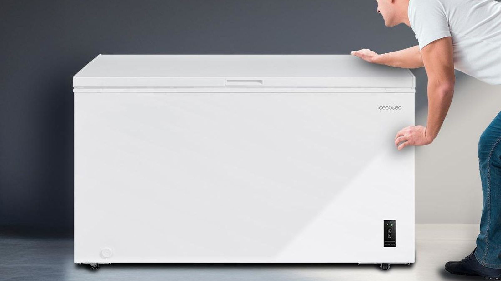 Este congelador de Cecotec también es frigorífico, tiene 418 litros de capacidad y pesa tan poco como lo que cuesta