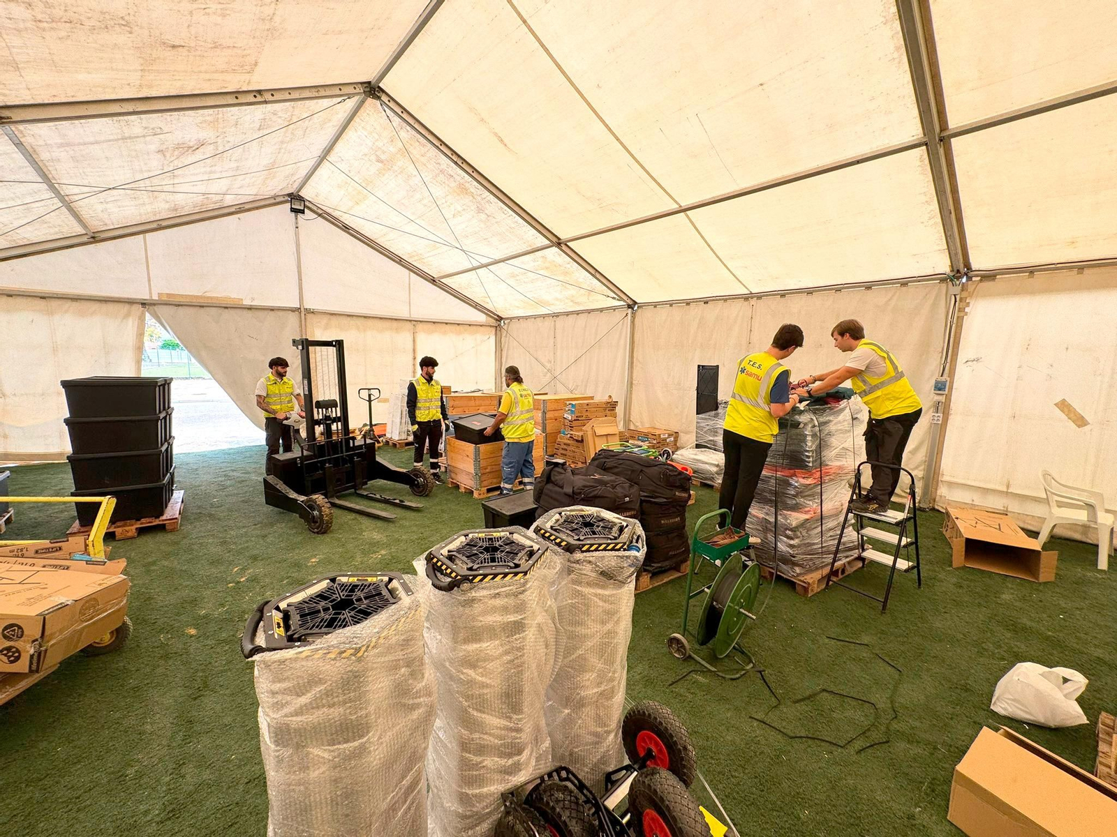 El hospital de campaña desplegado sobre el terreno.