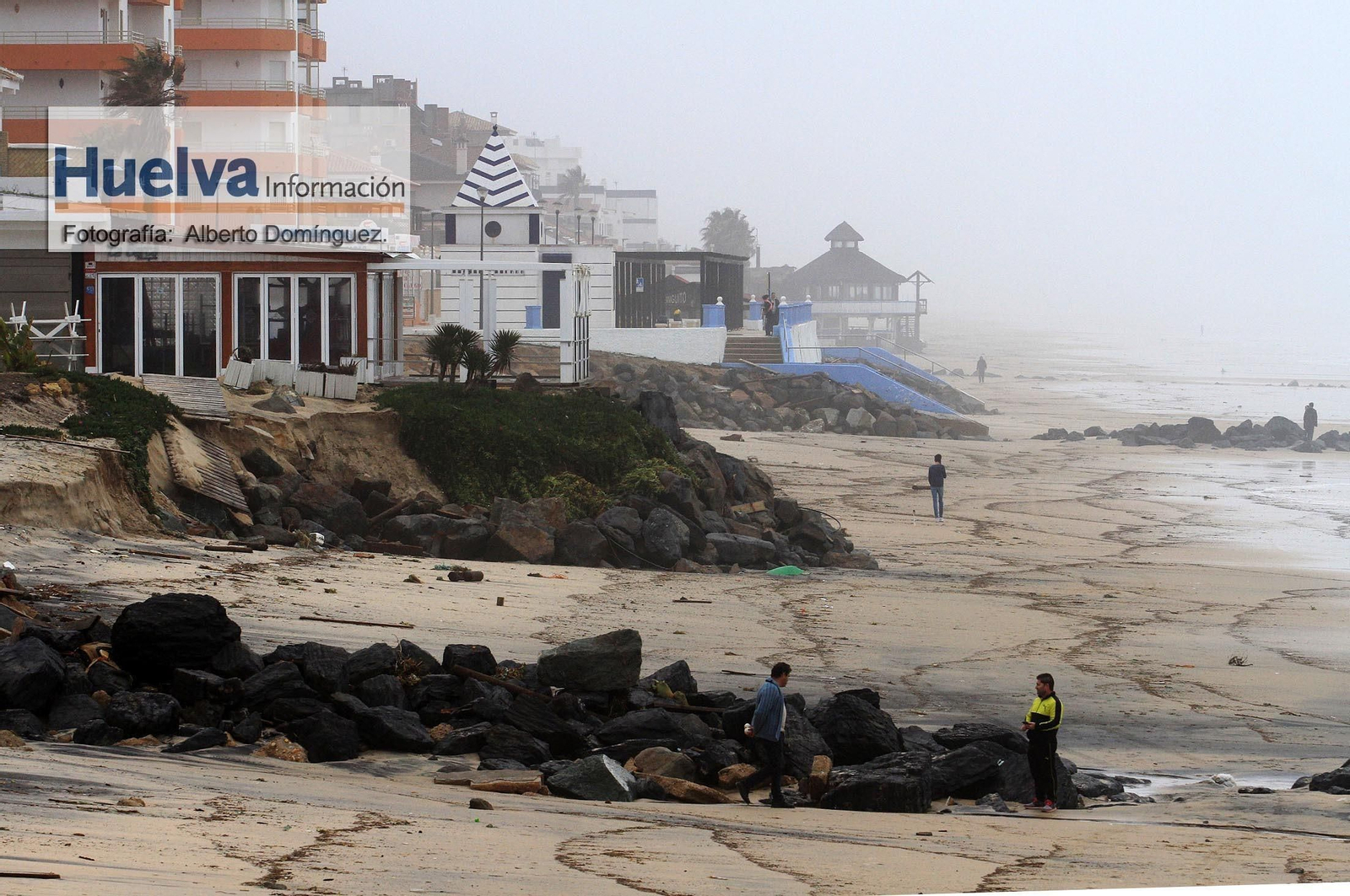 Imágenes del temporal de viento y lluvia en la playa de Matalascañas