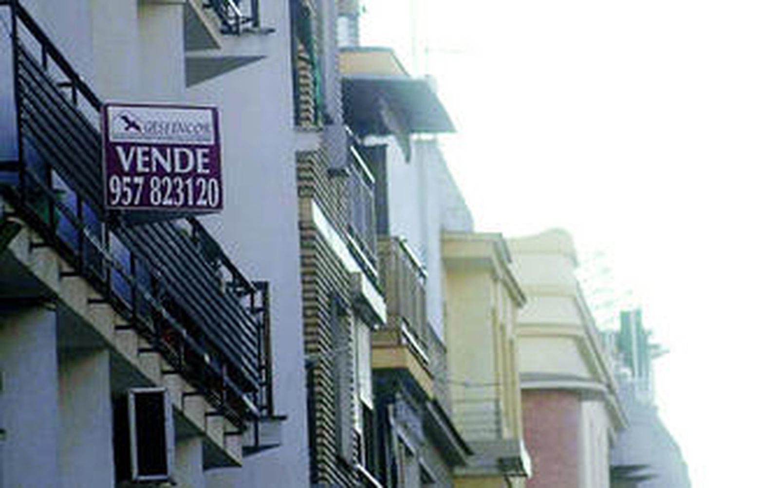 Un bloque de pisos de segunda mano con el cartel de 'Se vende'.