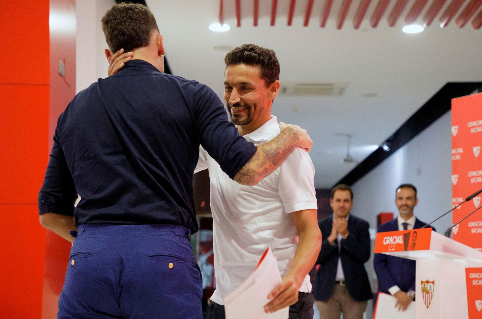 Lucas Ocampos se abraza a Jesús Navas durante su despedida del Sevilla.