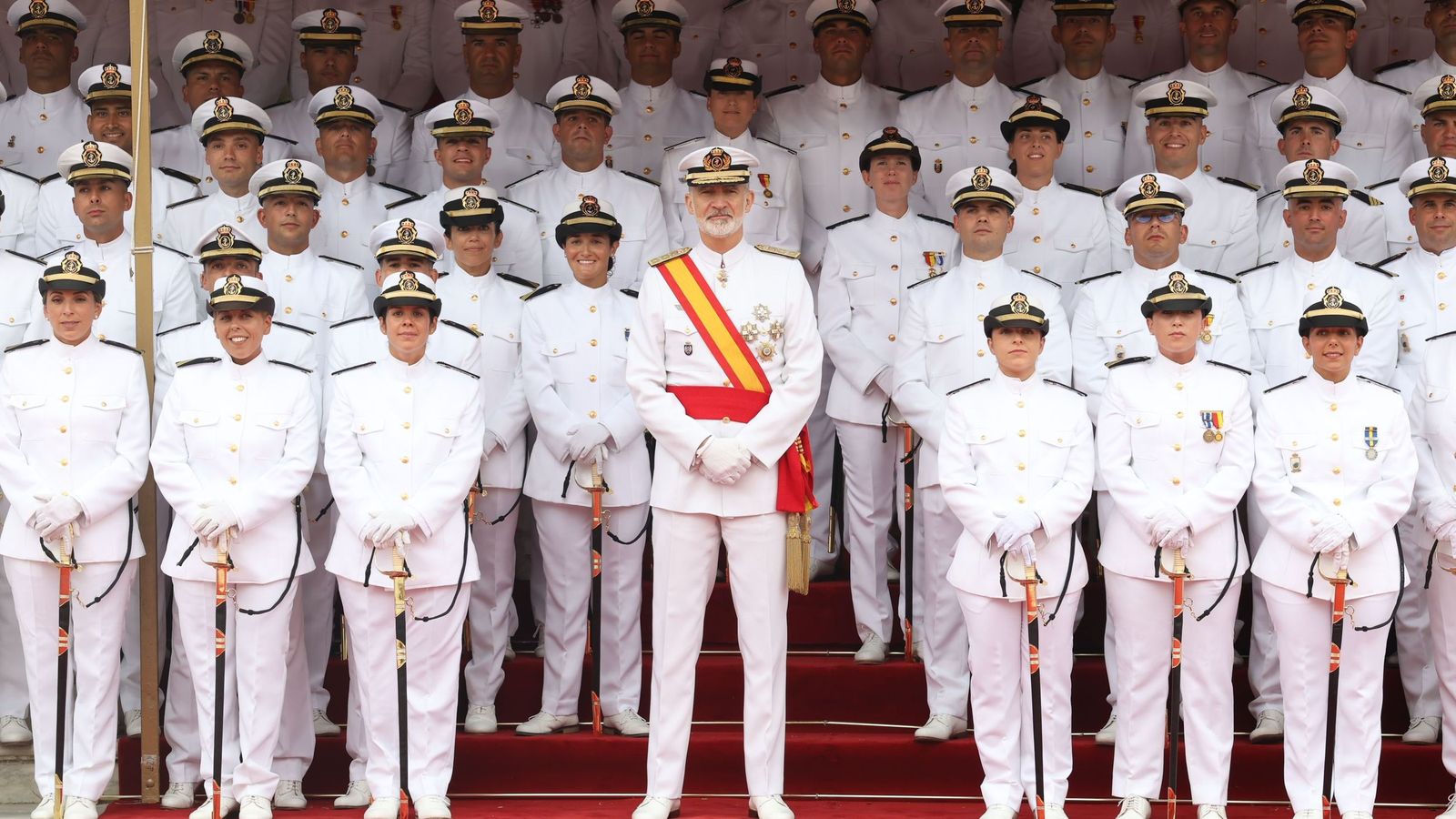 Zhaida García (segunda por la derecha de la primera fila) junto al Rey Felipe VI y sus compañeros de promoción