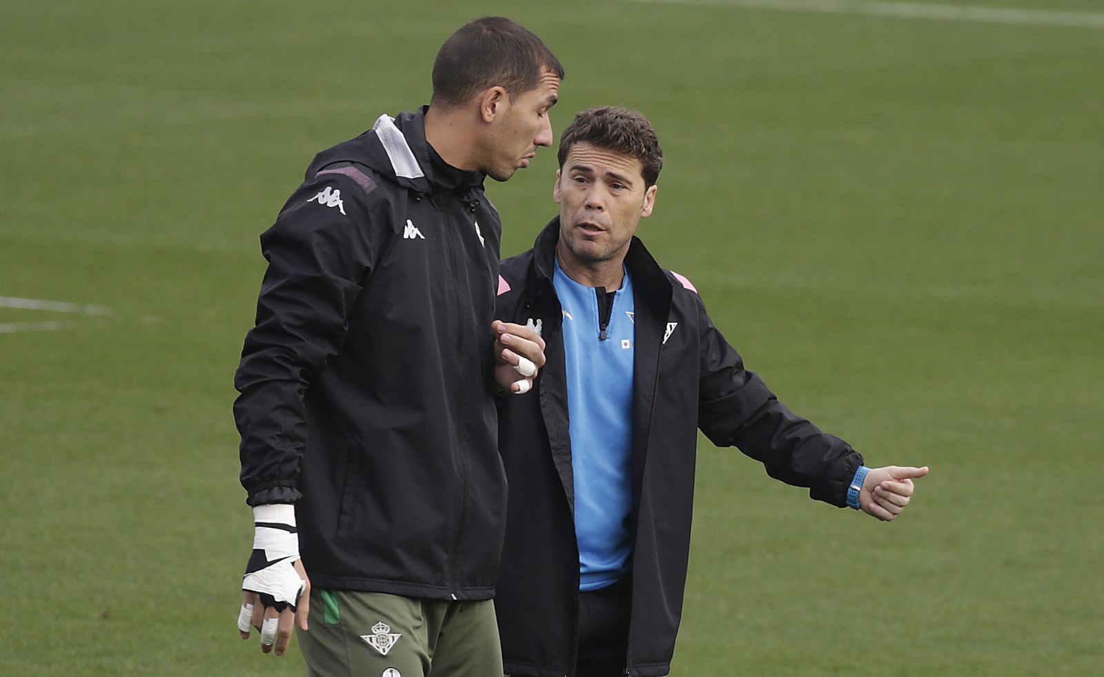 Rubi dialoga con Joel Robles en un entrenamiento.
