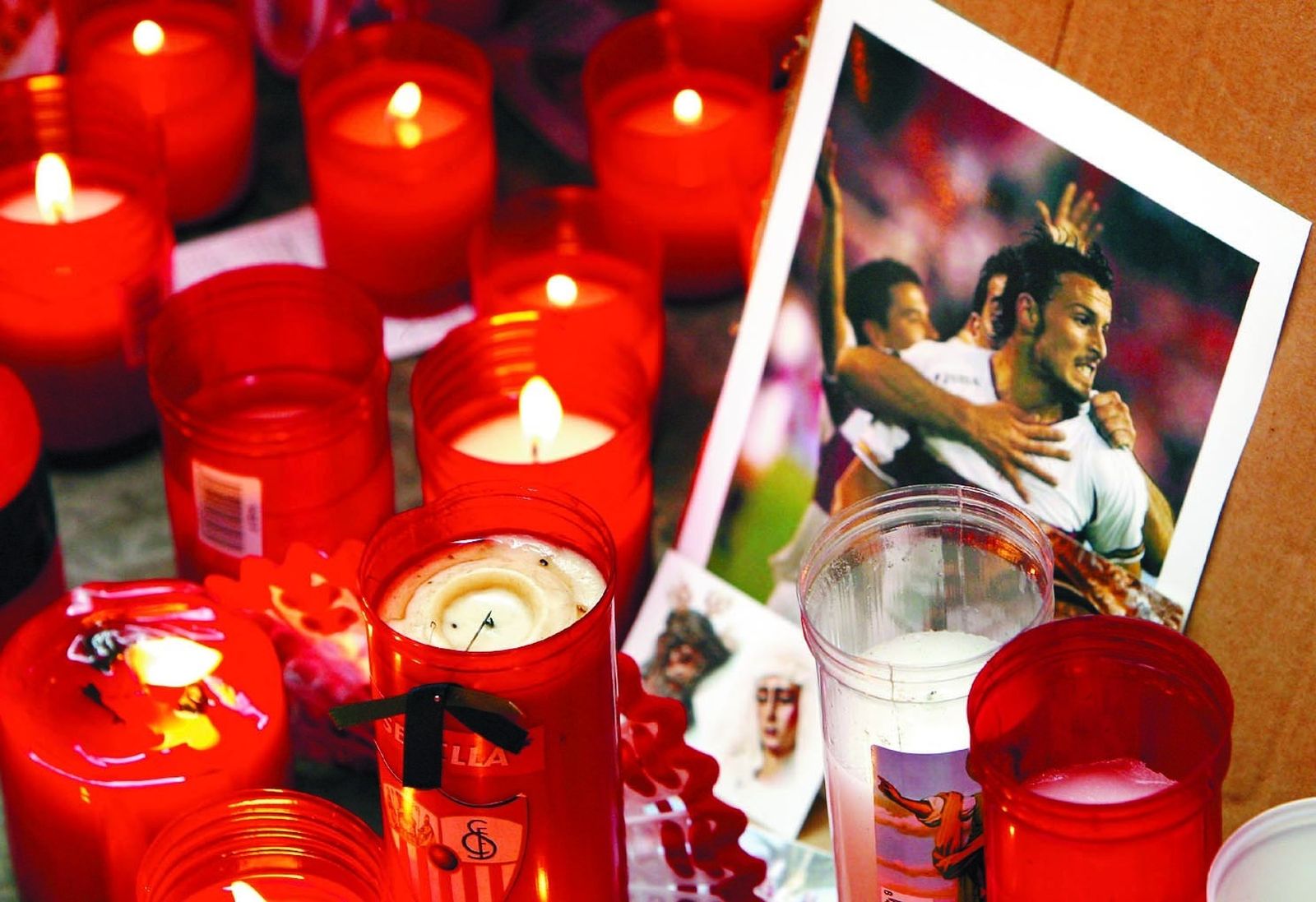 El Sánchez-Pizjuán se convirtió en un santuario recordando al mito fallecido.