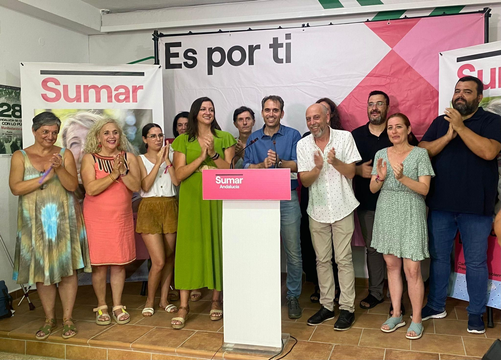 Toni Valero aplaude rodeado del equipo de Sumar tras conocer los resultados.