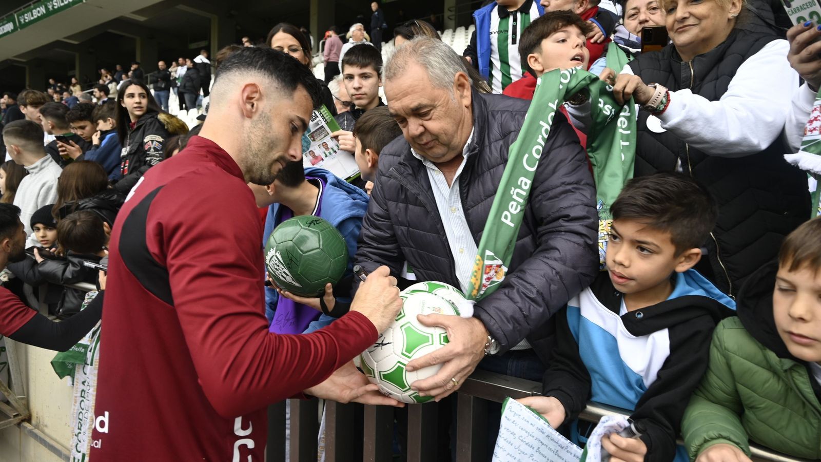 Carlos Albarrán firma autógrafos a los aficionados del Córdoba CF en el último entrenamiento de puertas abiertas en El Arcángel.