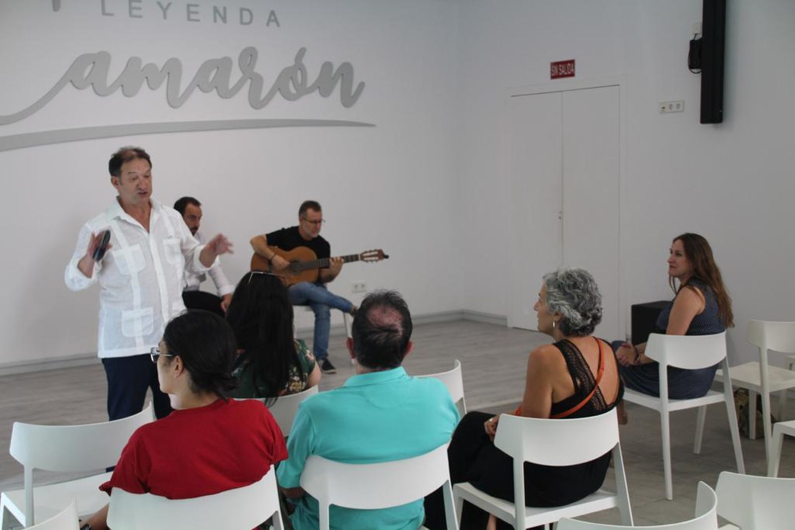 Visita de los profesionales de la industrial musical al Museo Camarón de San Fernando.