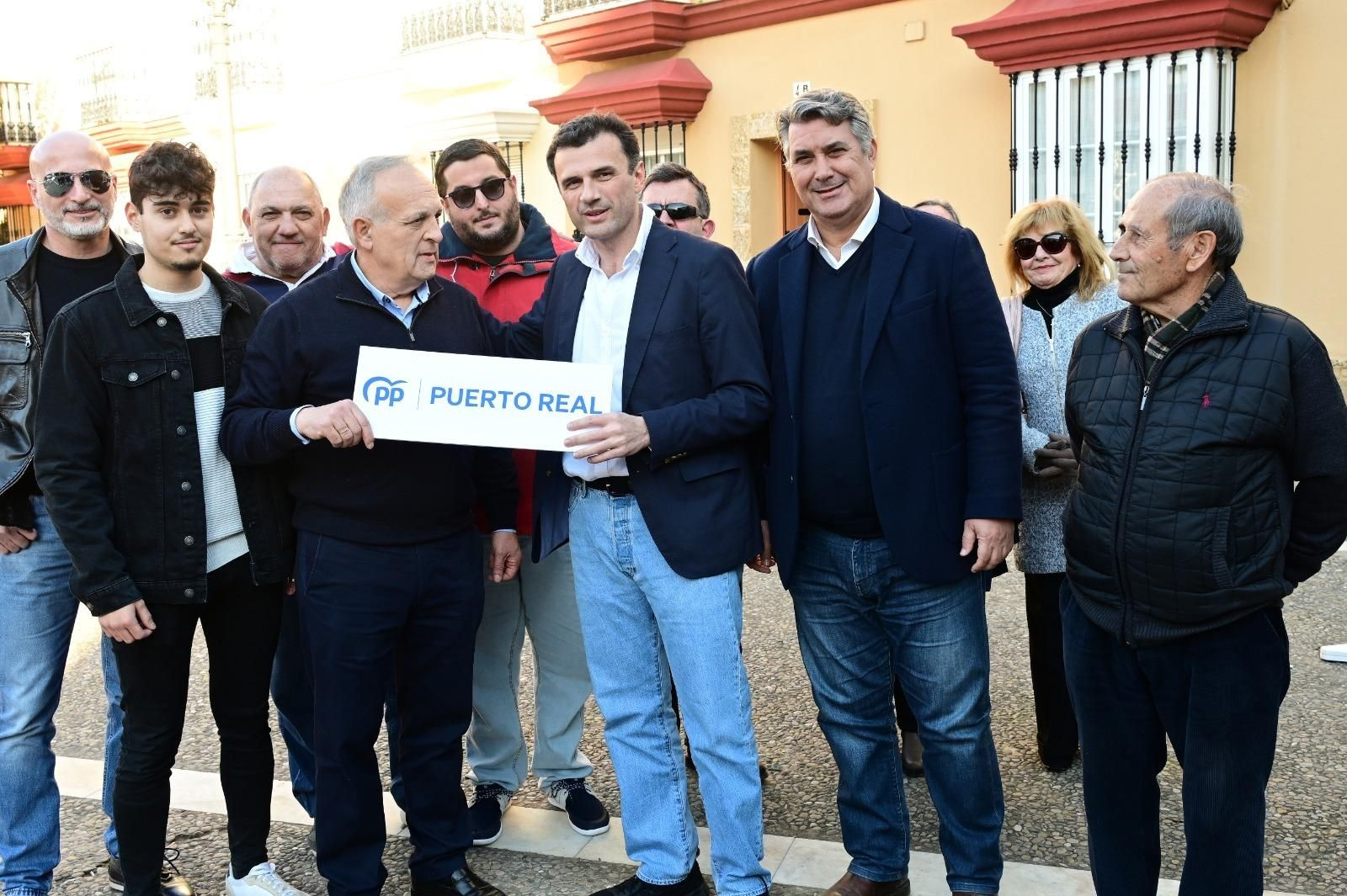 Vicente Fernandez y Bruno García junto a miembros de la candidatura del PP en Puerto Real Vicente Fernandez y Bruno García junto a miembros de la candidatura del PP en Puerto Real