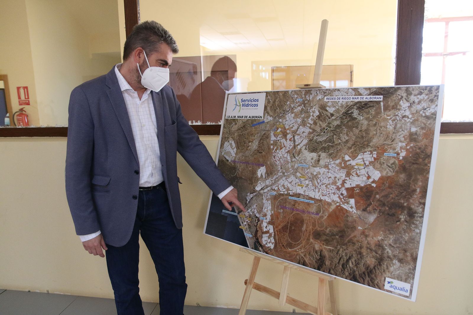 José Colomina, director de la Delegación Almería-Jaén de Aqualia, muestra la red de distribución de la planta.