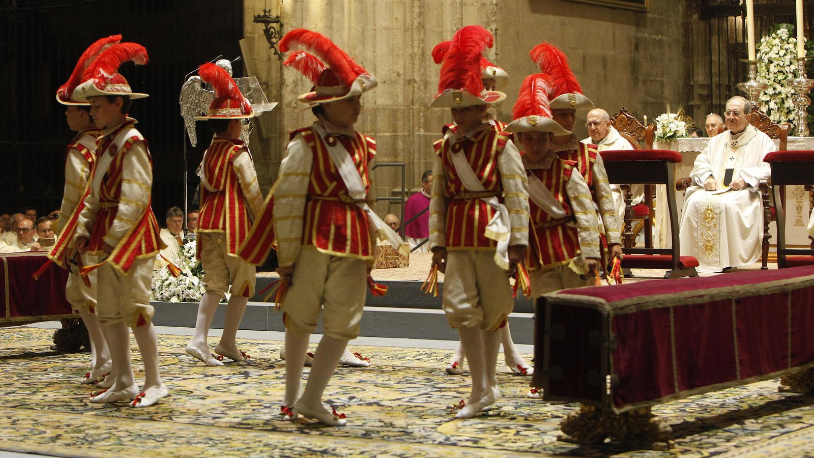 El baile de los seises ante el Santísimo.