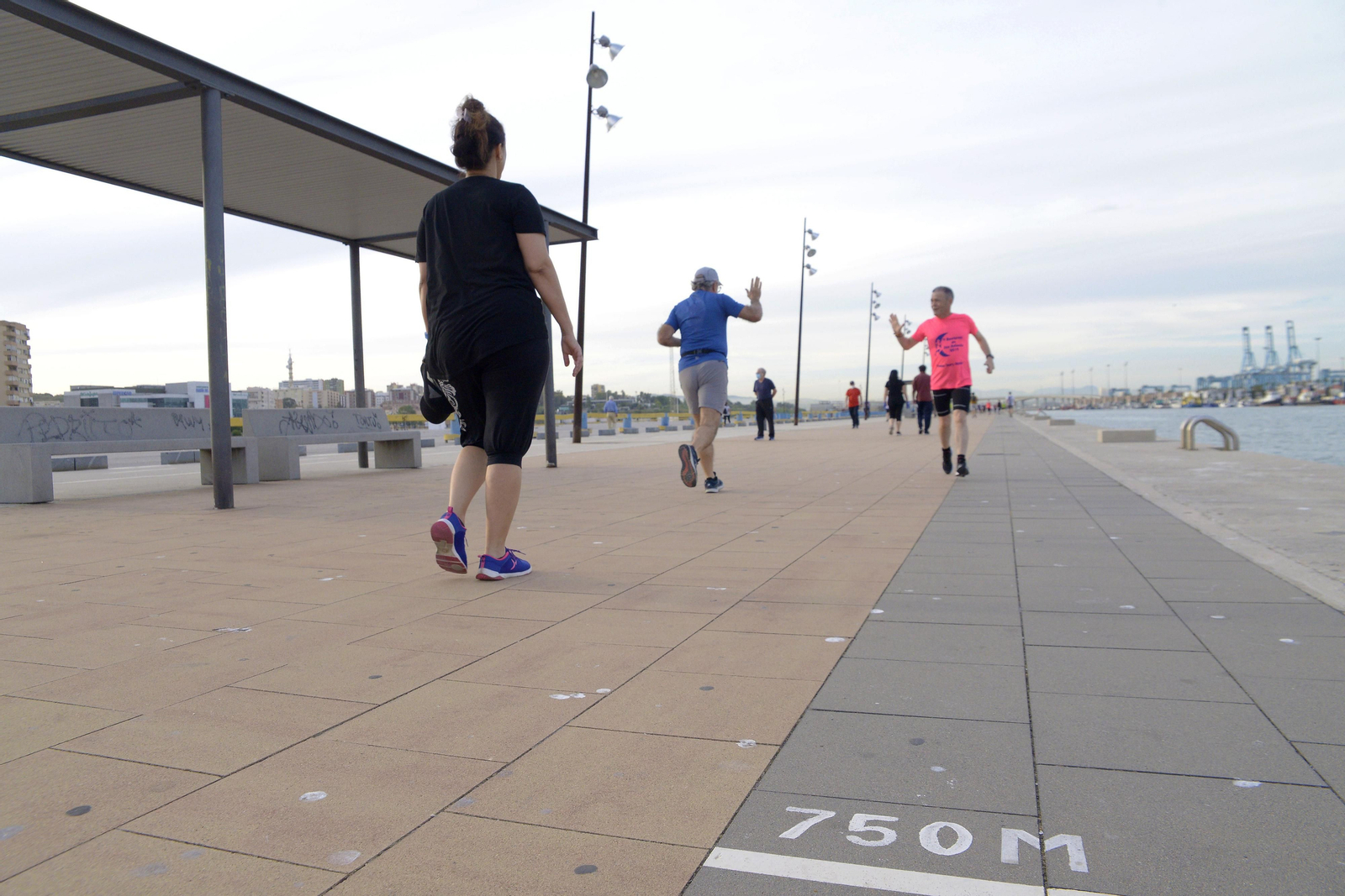 Fotos de gente corriendo por la tarde-noche en Algeciras