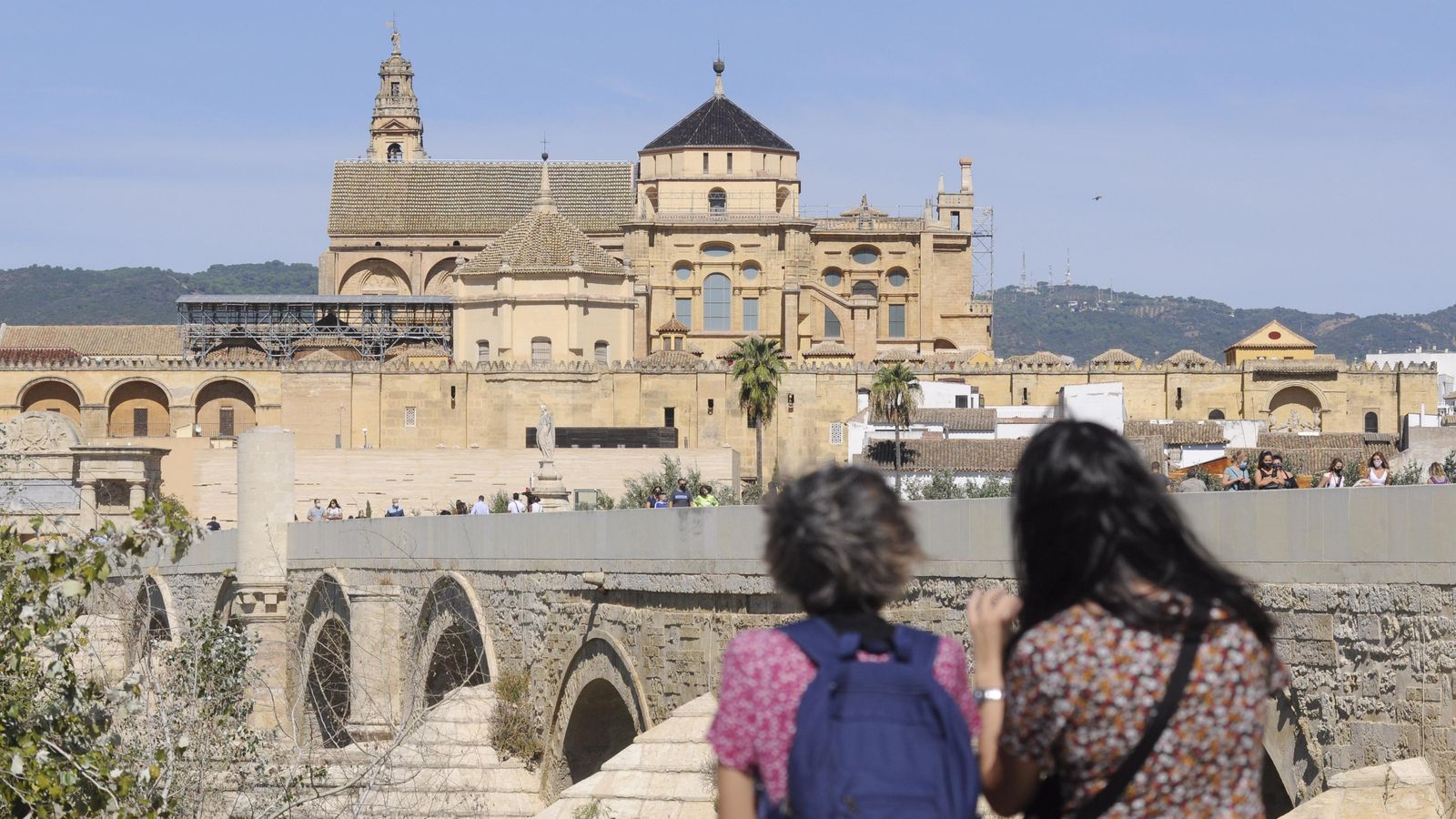 Unas turistas contemplan la Mezquita de Córdoba desde la torre de la Calahorra.