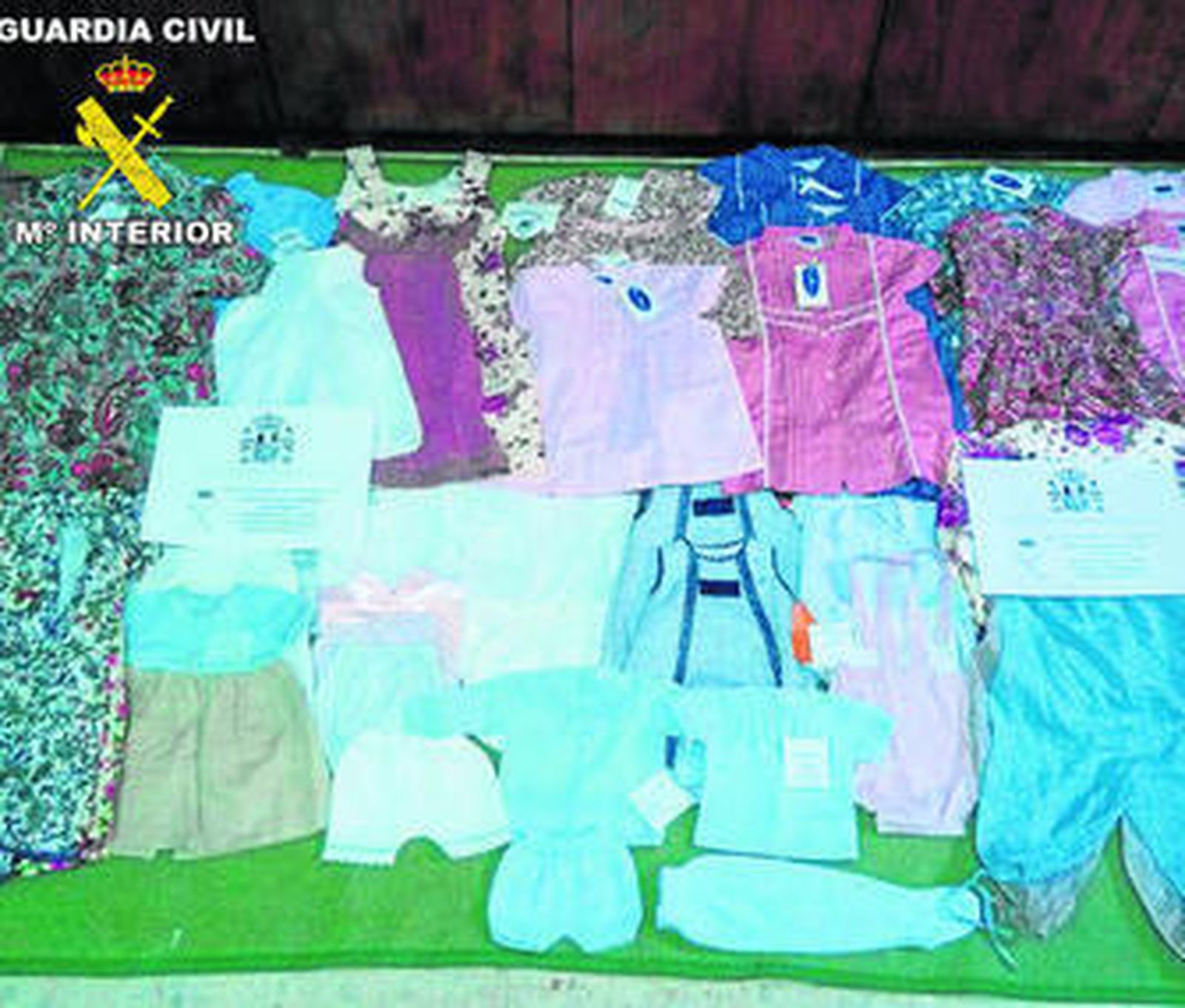Ropa de bebé robada incautada por la Guardia Civil.