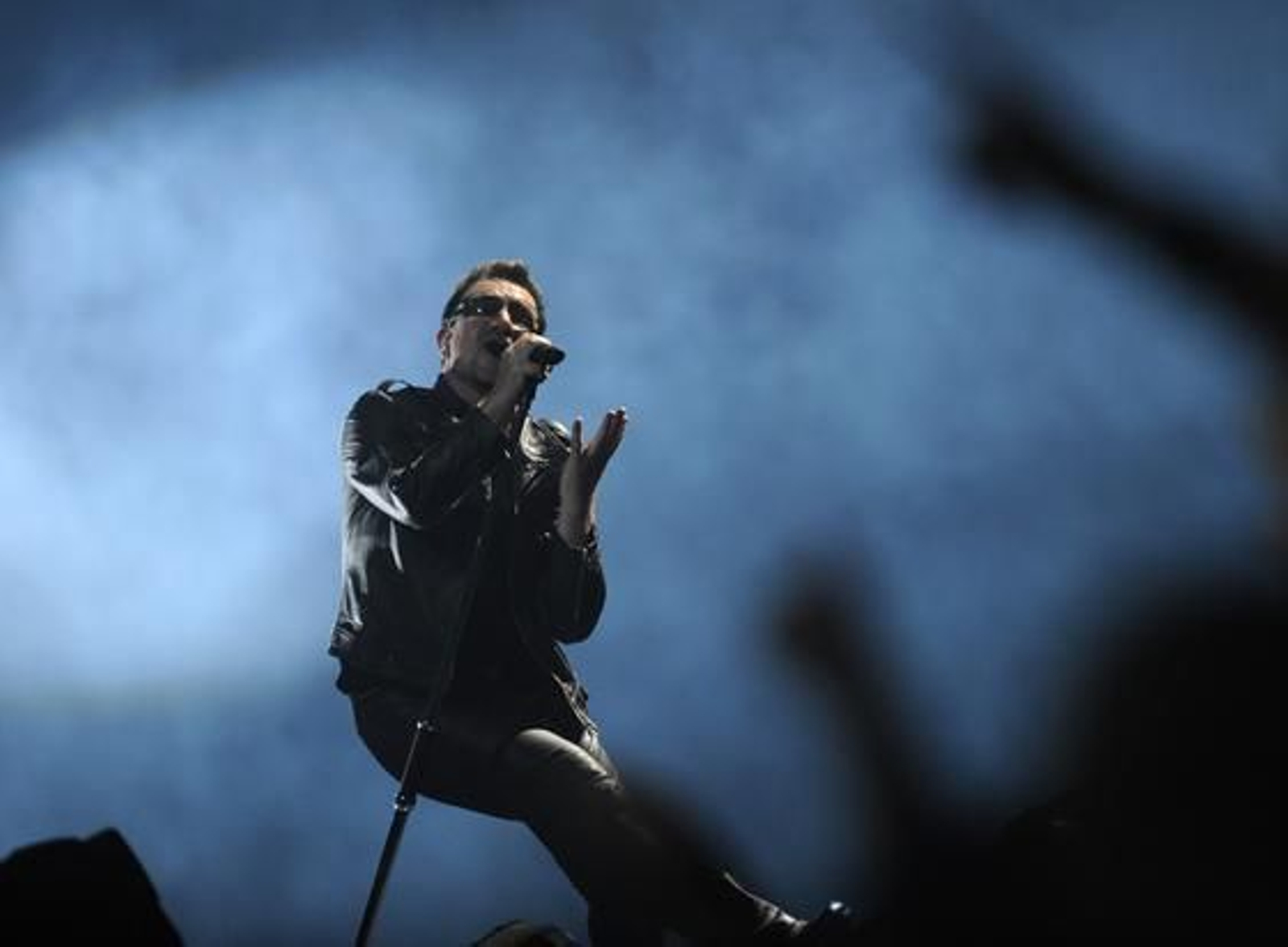 La banda irlandesa U2 convence a sus seguidores en San Sebastián. / EFE, AFP, Reuters
