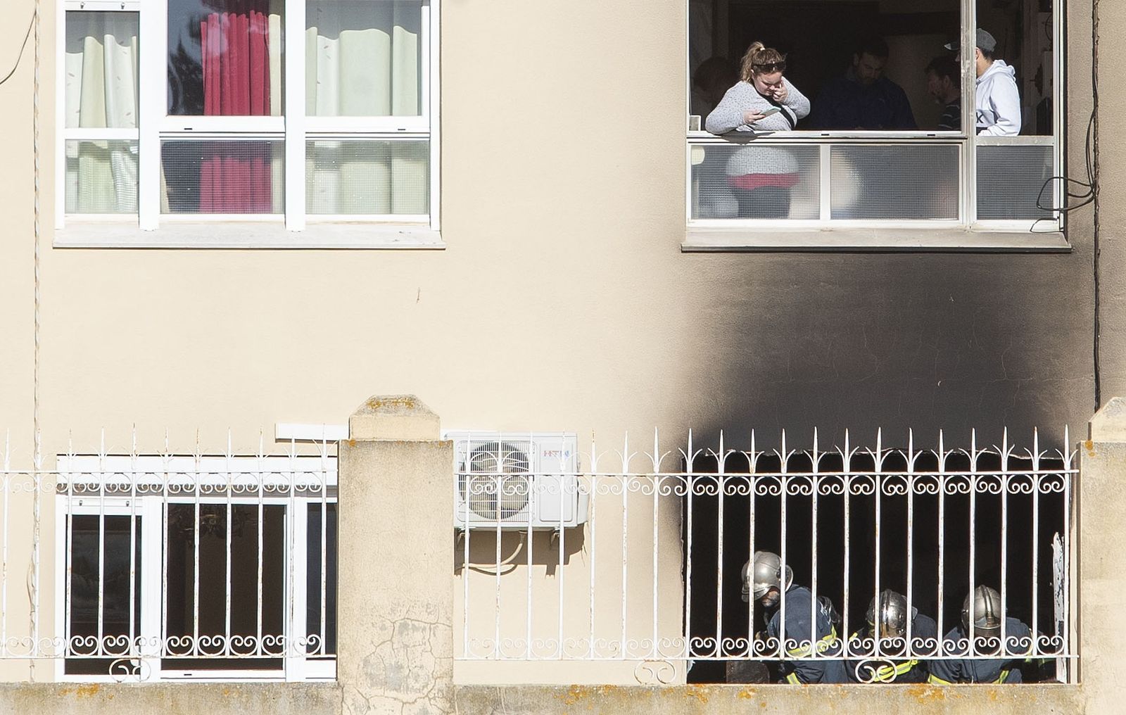 Abajo, la ventana del salón que se originó el incendio.