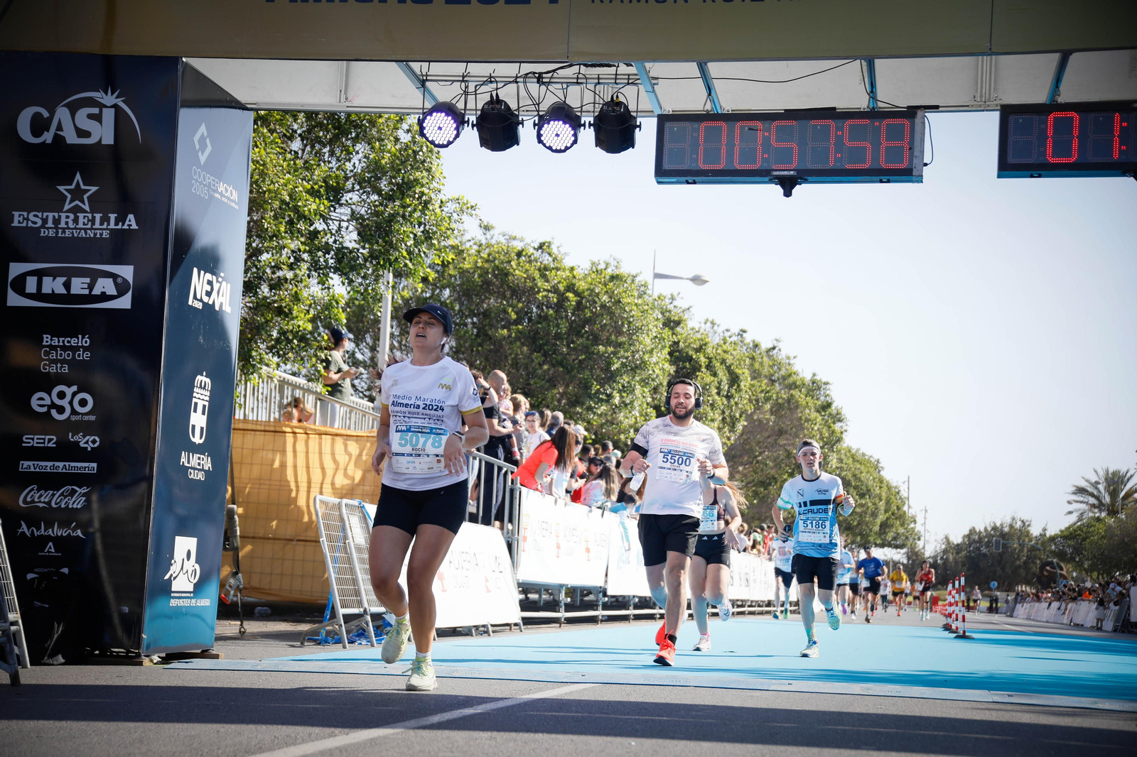 Imágenes de la llegada de la Media maratón Ciudad de Almería