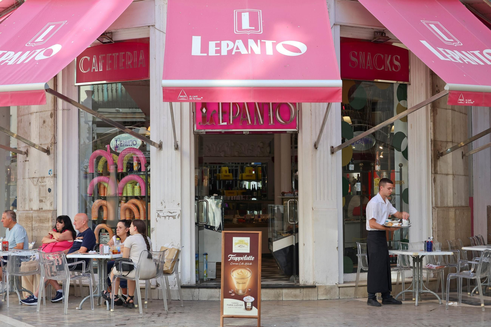 Exterior de la cafetería Lepanto en calle Larios. Exterior de la cafetería Lepanto en calle Larios.