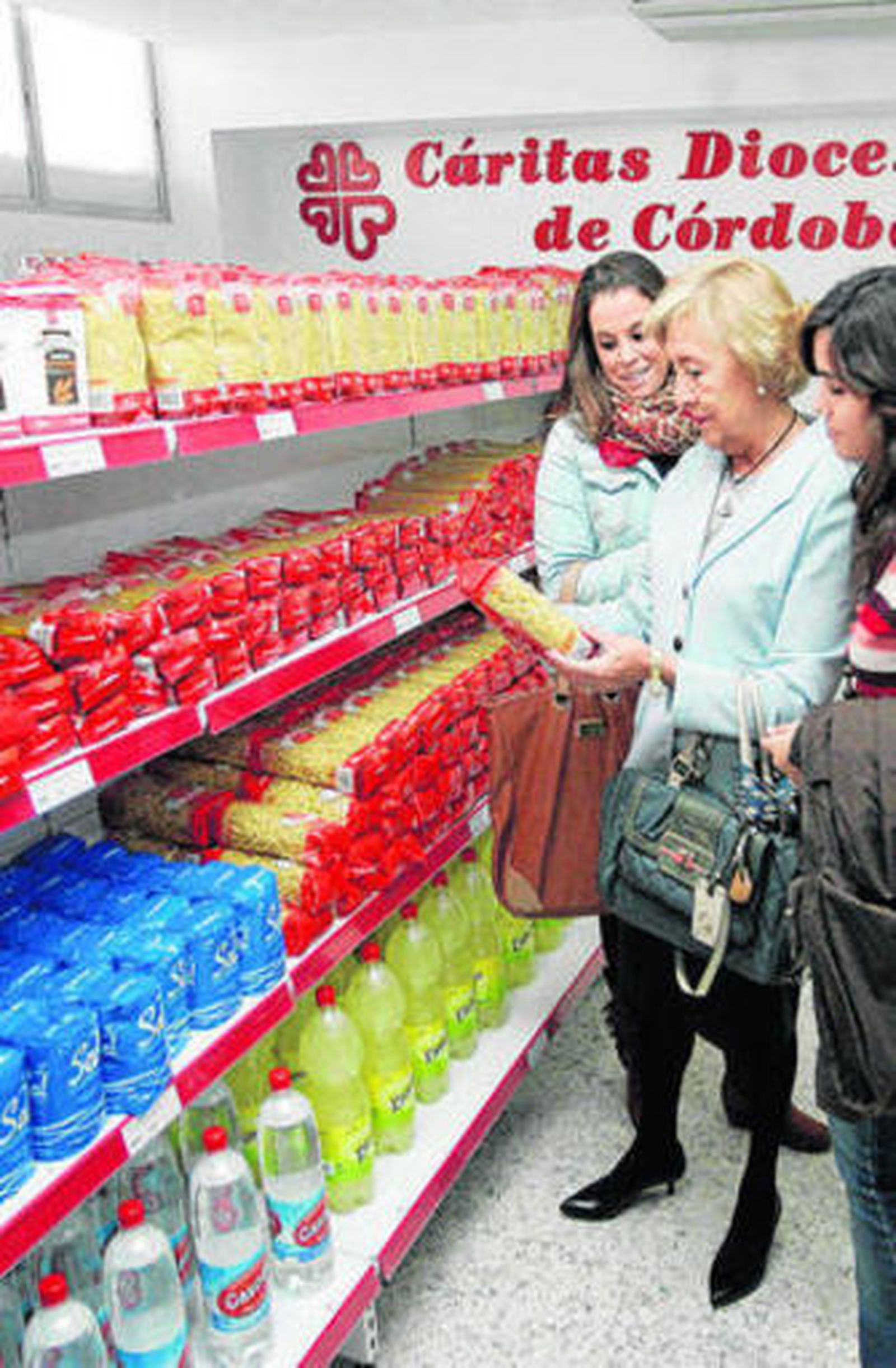 María Dolores Vallecillo, ayer en el economato social.