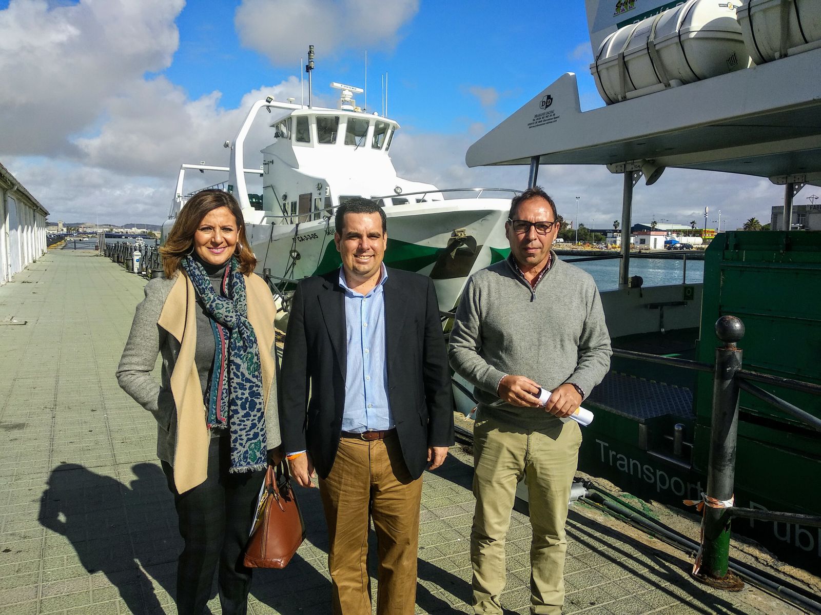La responsable del Consorcio de Transportes de la Bahía, Concepción Parra, con el concejal Curro Martínez y un trabajador de la empresa.