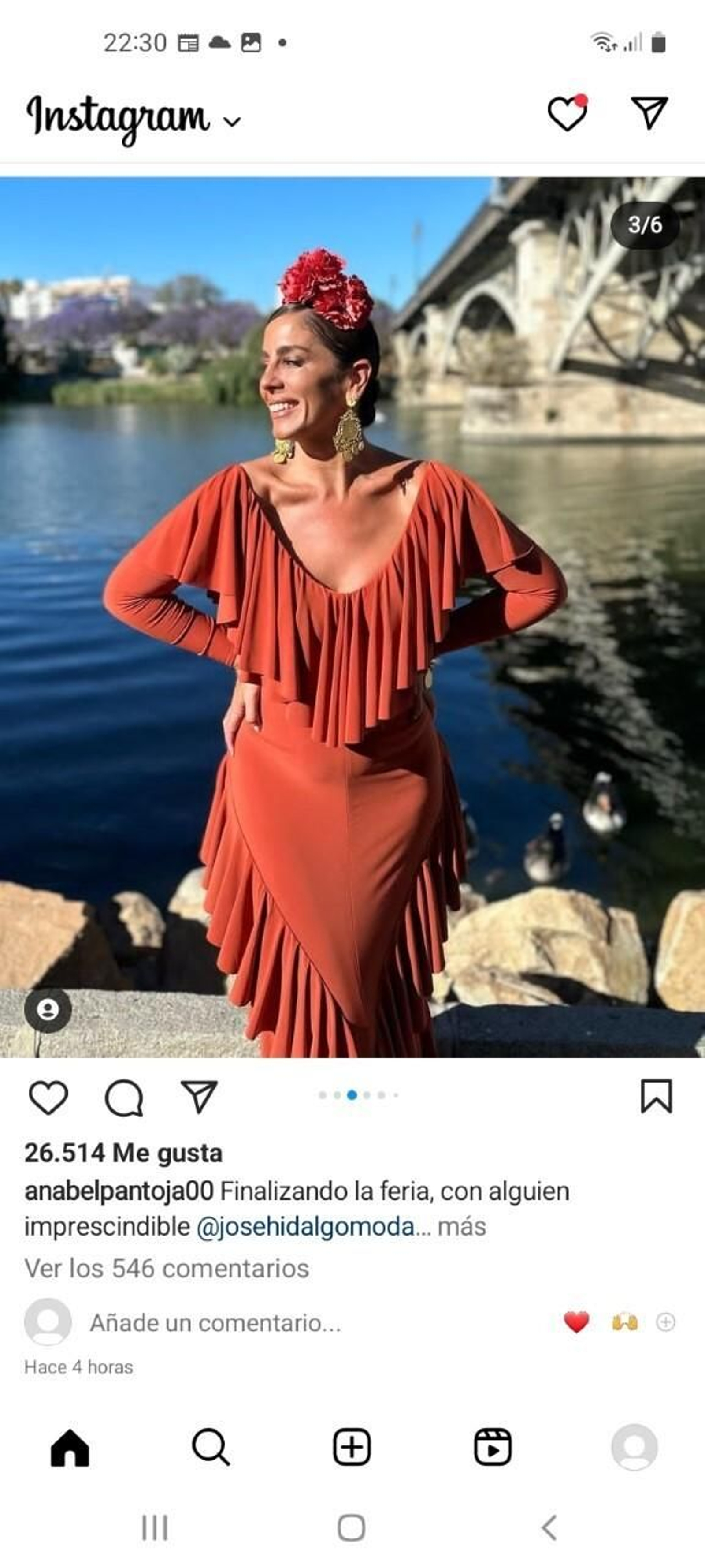 Anabel Pantoja ante el puente de Triana vestida de José Hidalgo