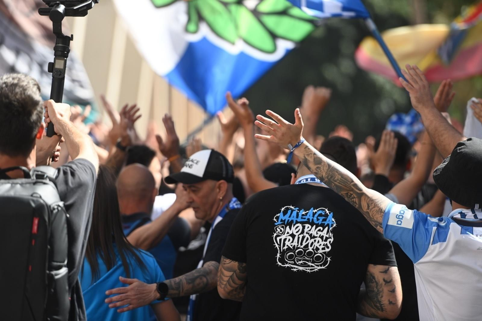 Las fotos del recibimiento de la afición antes del Málaga CF - Cartagena