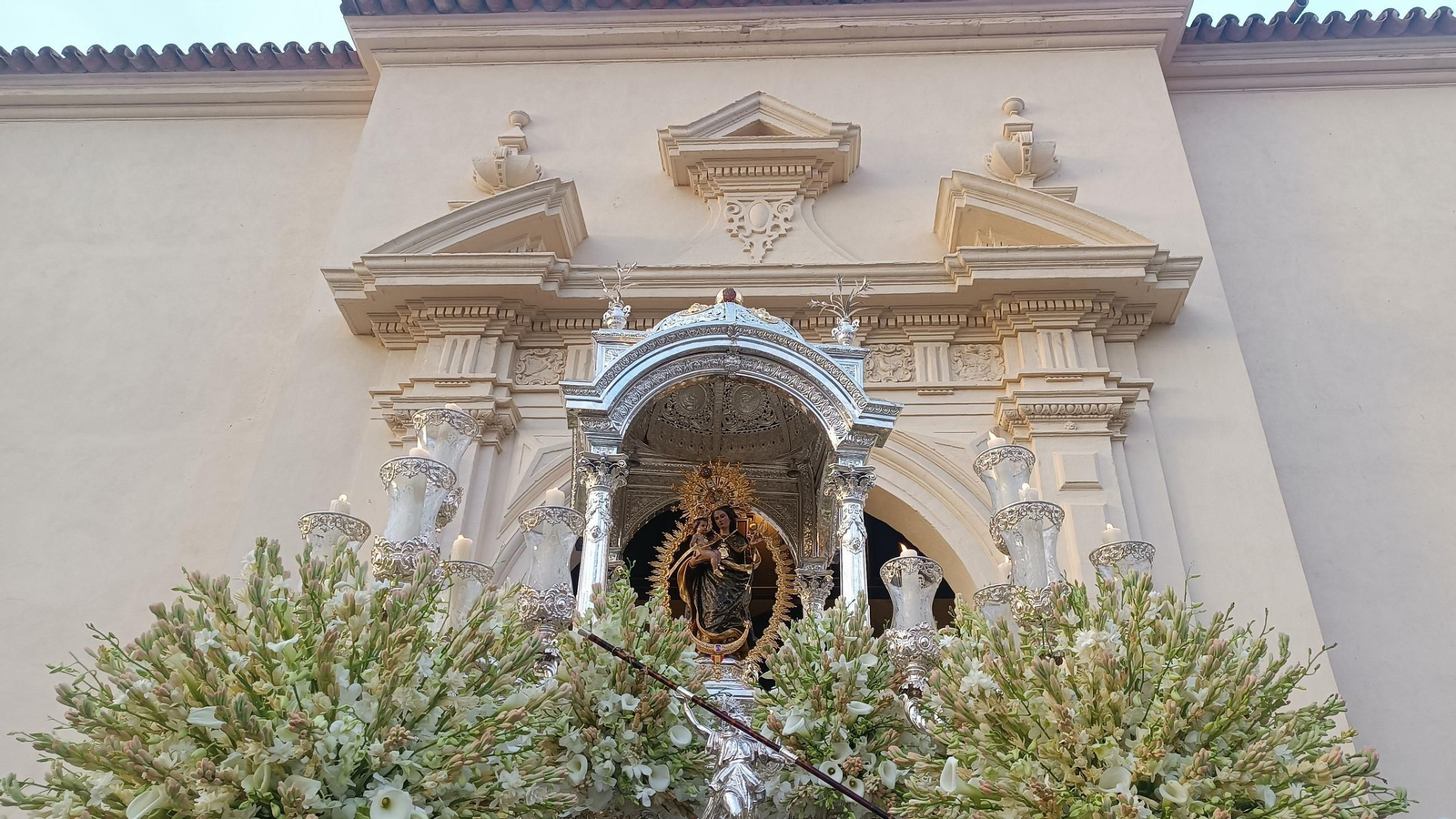 La Virgen de la Cinta, en su carabela de plata exornada de nardos, saliendo de San Pedro en la Magna Mariana.
