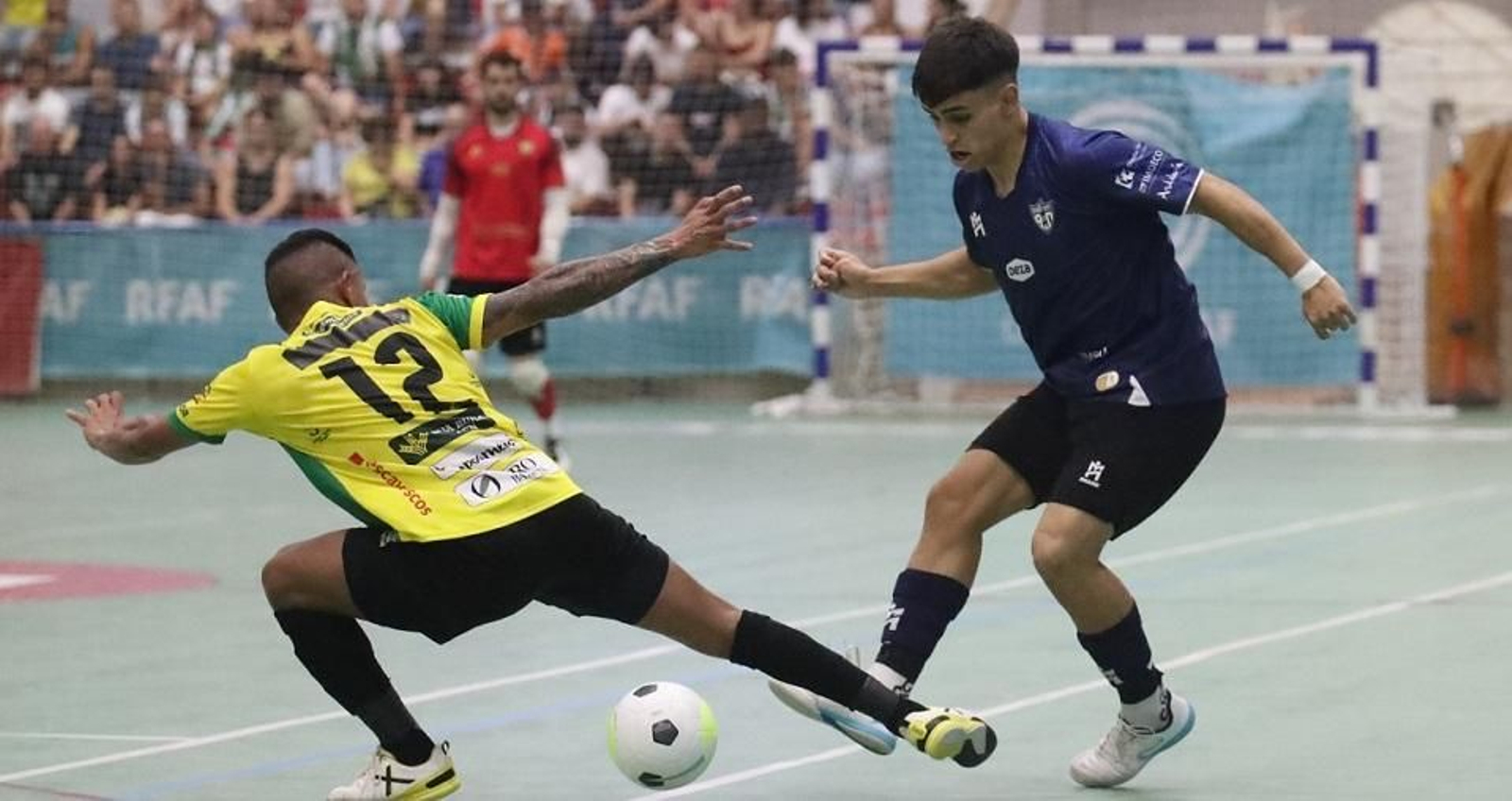 Enzo Báez es presionado por un jugador del Jaén.