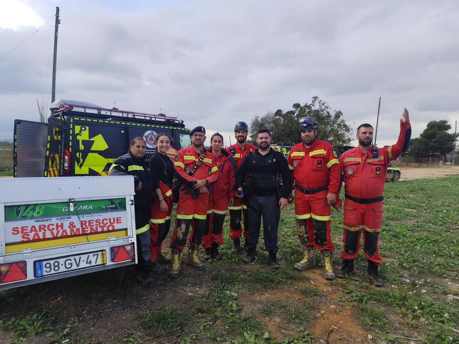 Francisco Manzanares, en el centro de la imagen, coordinando un equipo de emergencias llegado desde Portugal.