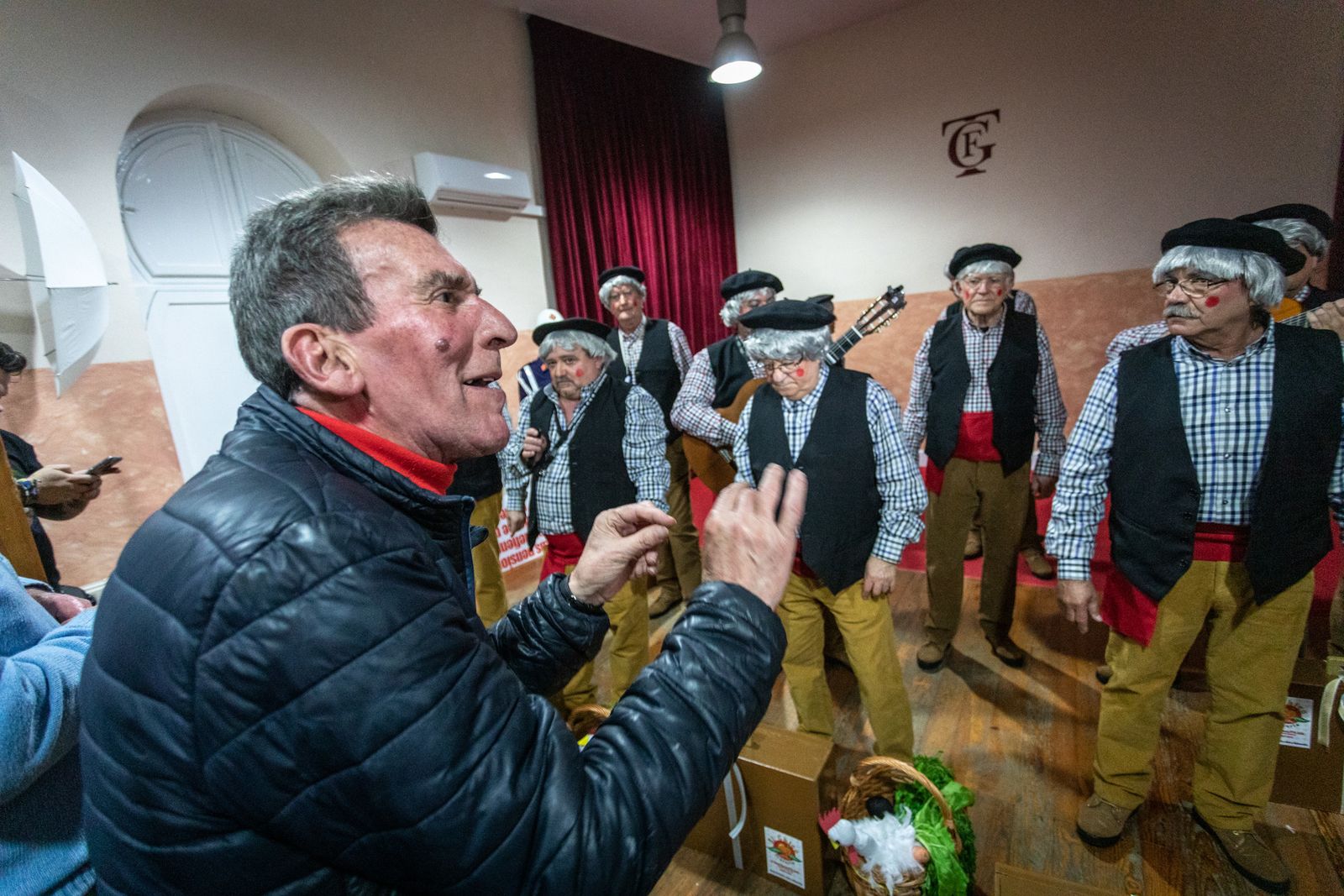 José Castellón 'El Pellejo' con su chirigota 'La ciudad no es para mí' en camerinos.