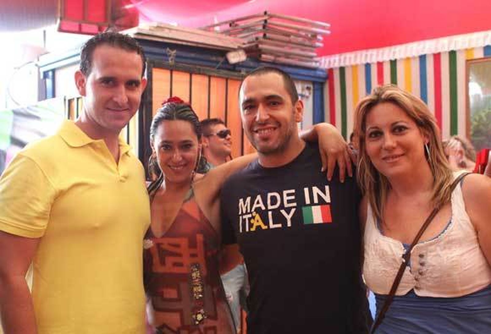 Cuatro amigos en el interior de una de las casetas del real  Foto: Vanessa Perez/J.M.Q.