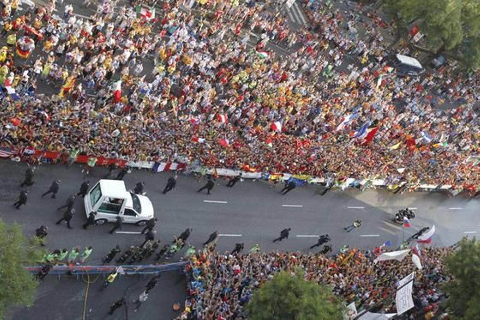 Calles llenas de gente esperando al Papa.

Foto: EFE