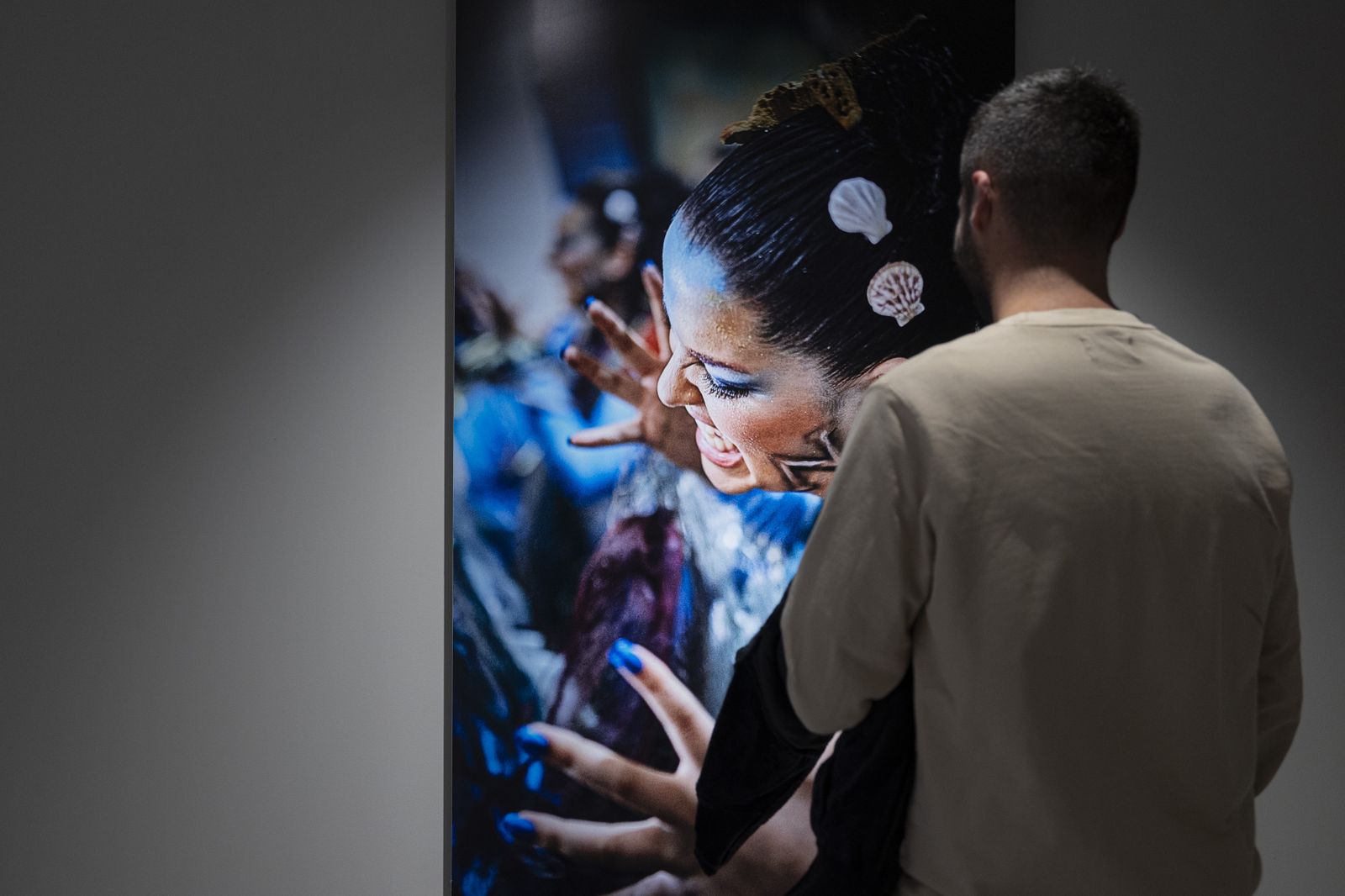 Inauguración de la exposición de Julio González "Carnaval de improviso. Retratos urgentes: la trastienda del COAC"  en la casa del carnaval.